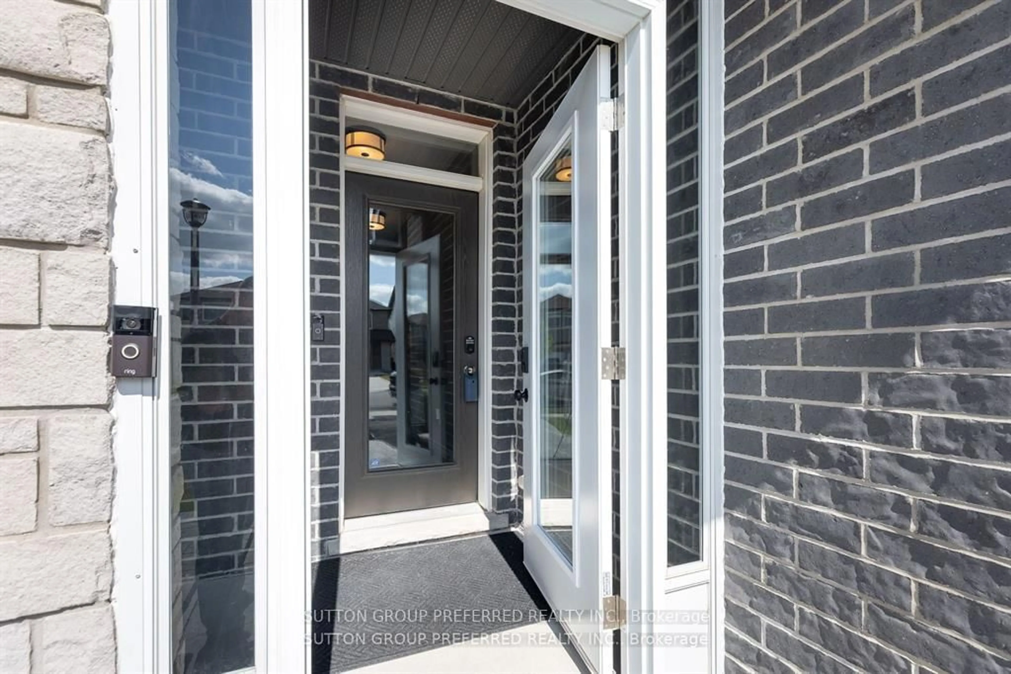 Indoor entryway for 1852 Foxridge Cres, London North Ontario N6G 0L7