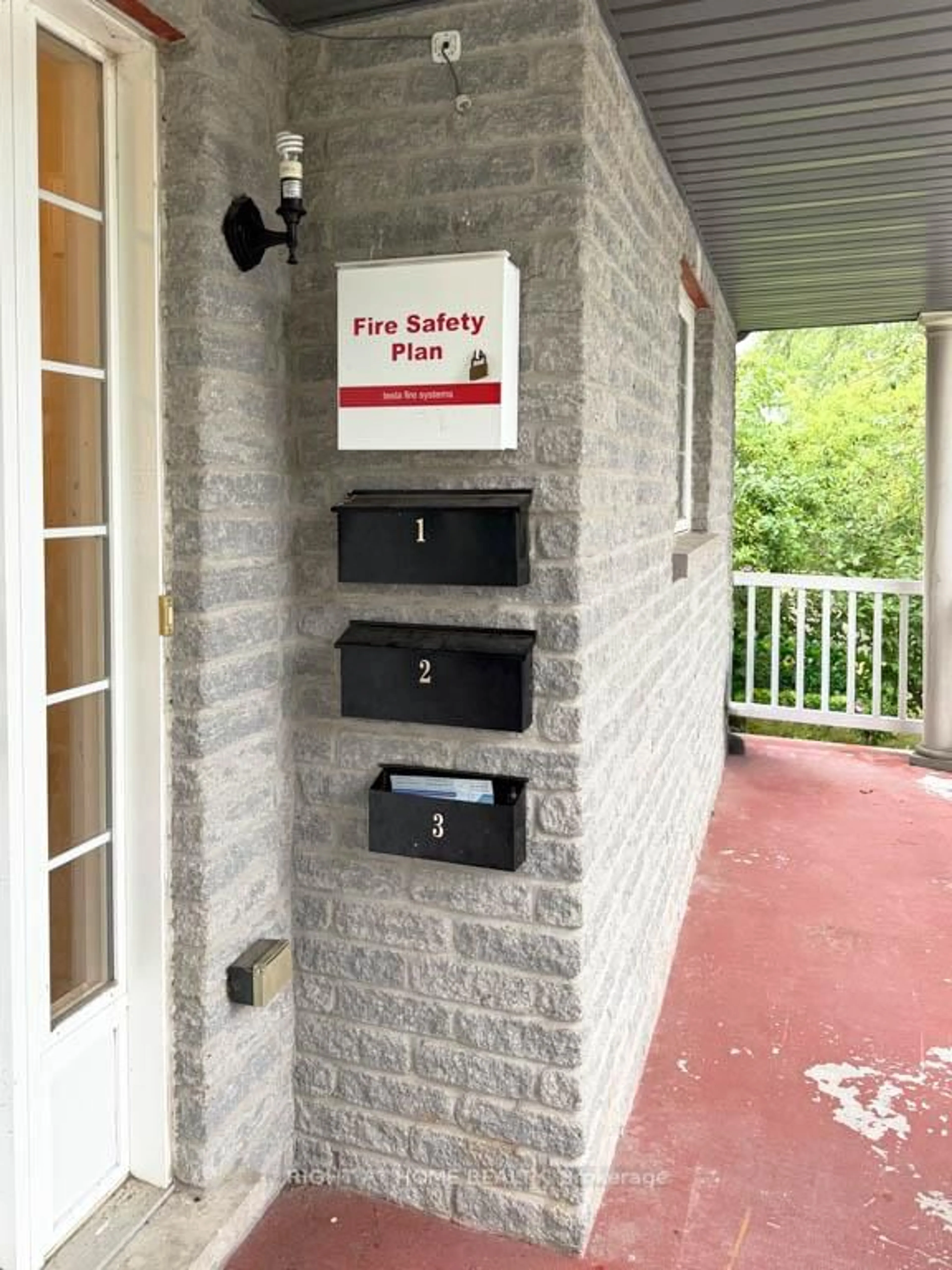Indoor entryway for 4405 Simcoe St, Niagara Falls Ontario L2E 1T7