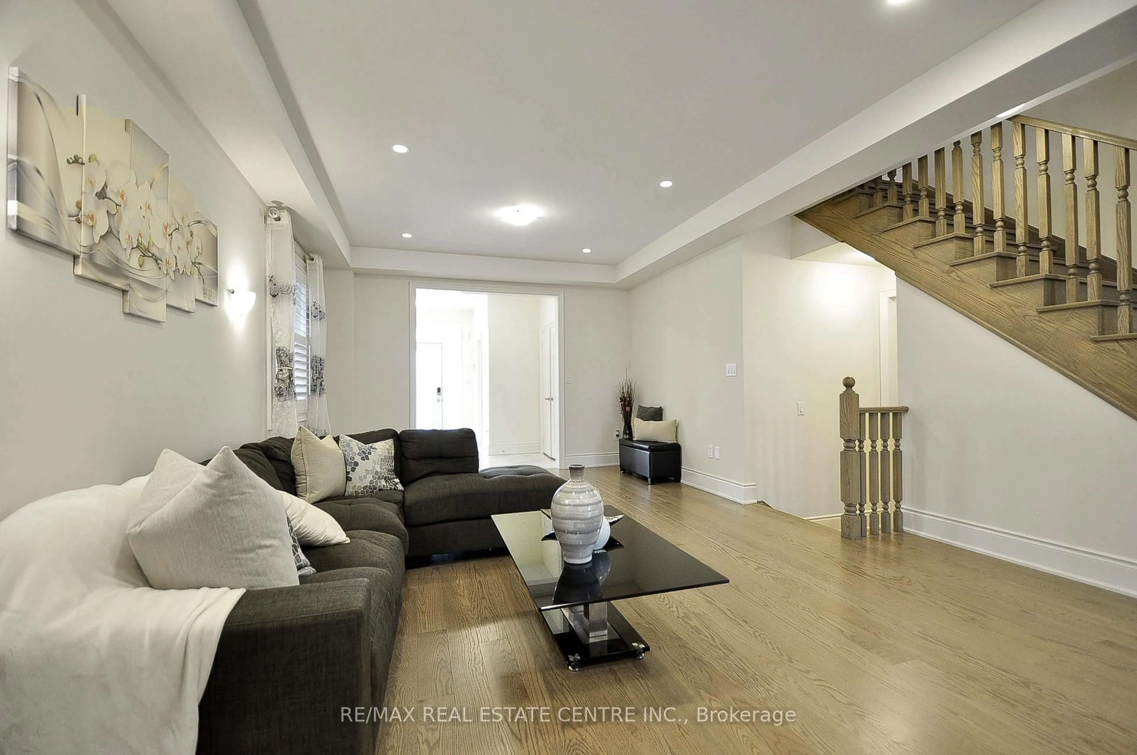 Living room with furniture, unknown for 81 Attwater Dr, Cambridge Ontario N1R 5S2