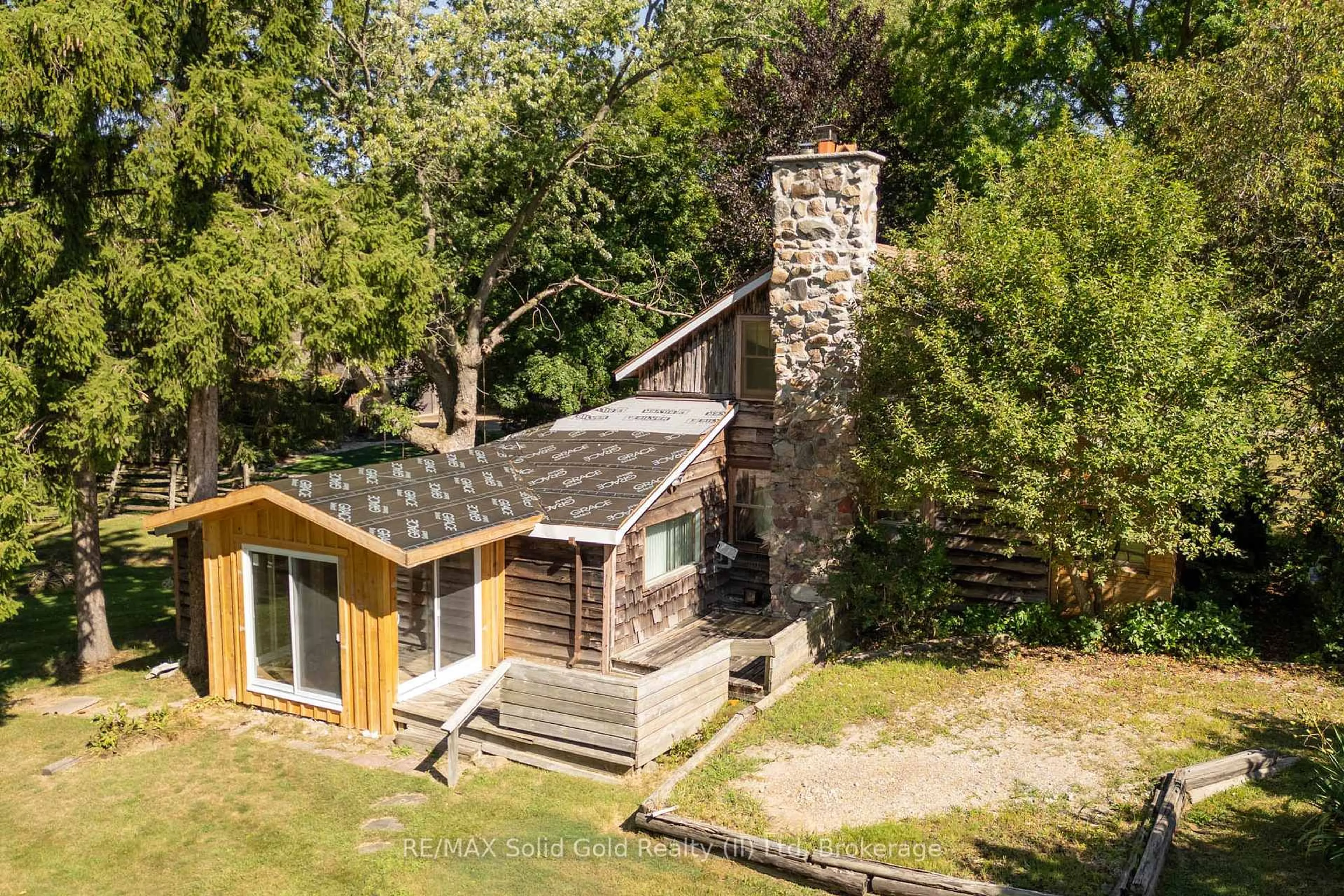 A pic from outside/outdoor area/front of a property/back of a property/a pic from drone, building for 5484 King St, Perth East Ontario N0B 2T0
