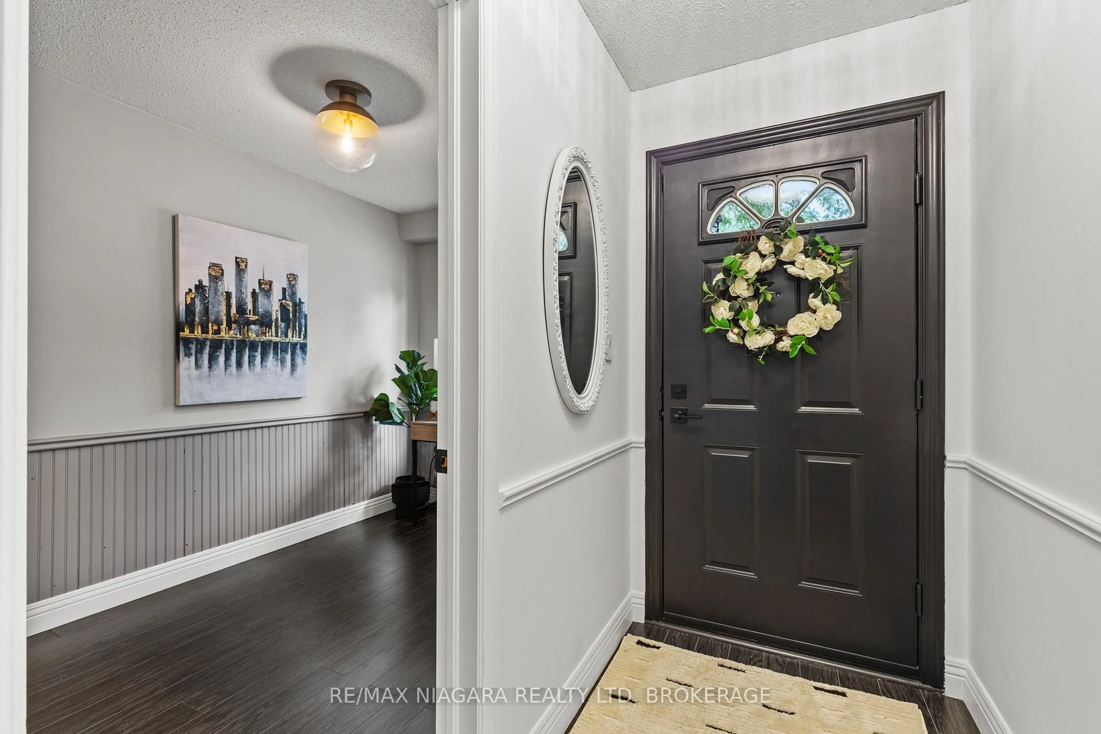 Indoor entryway for 275 Pelham Rd #28, St. Catharines Ontario L2S 3B9