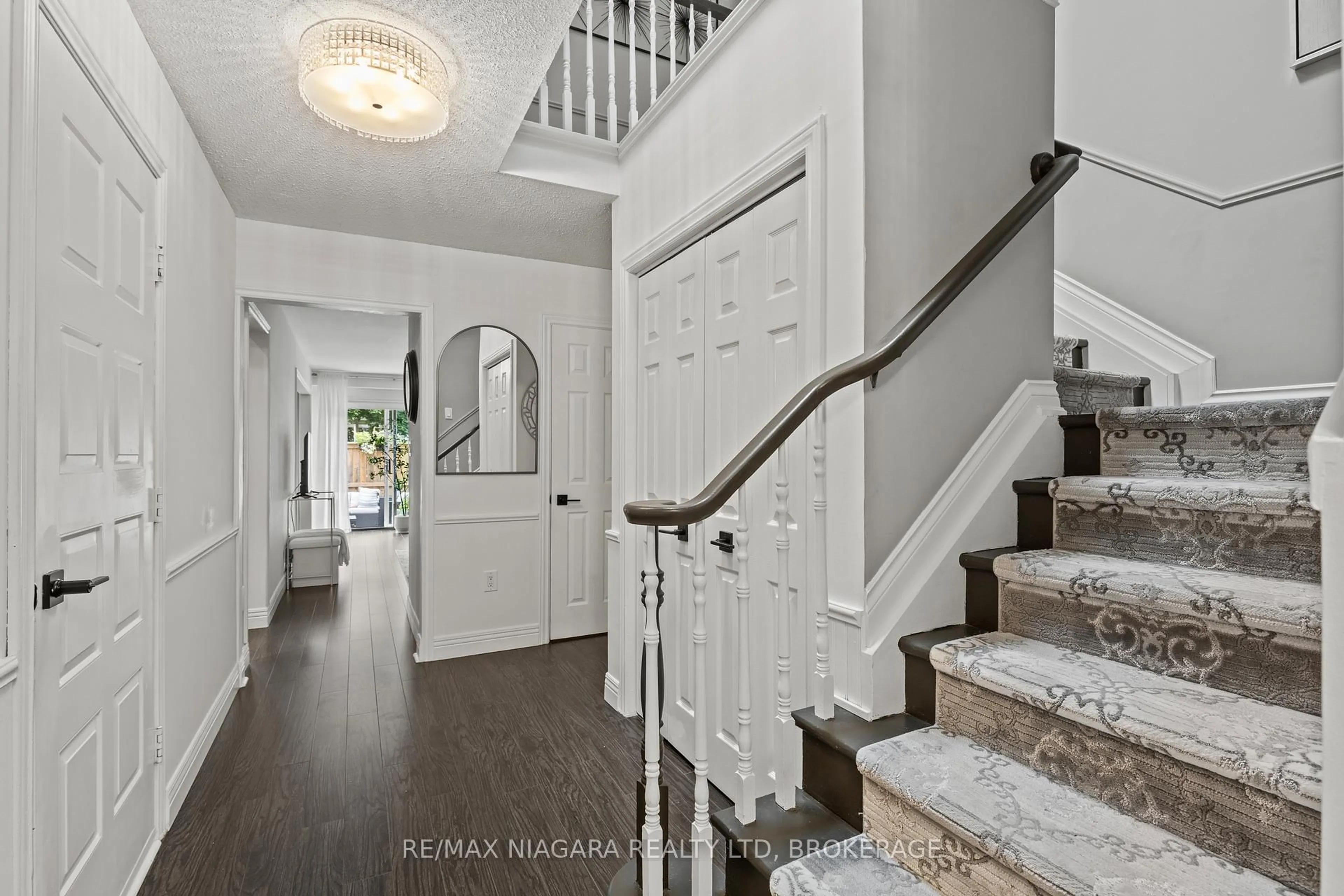 Indoor entryway for 275 Pelham Rd #28, St. Catharines Ontario L2S 3B9