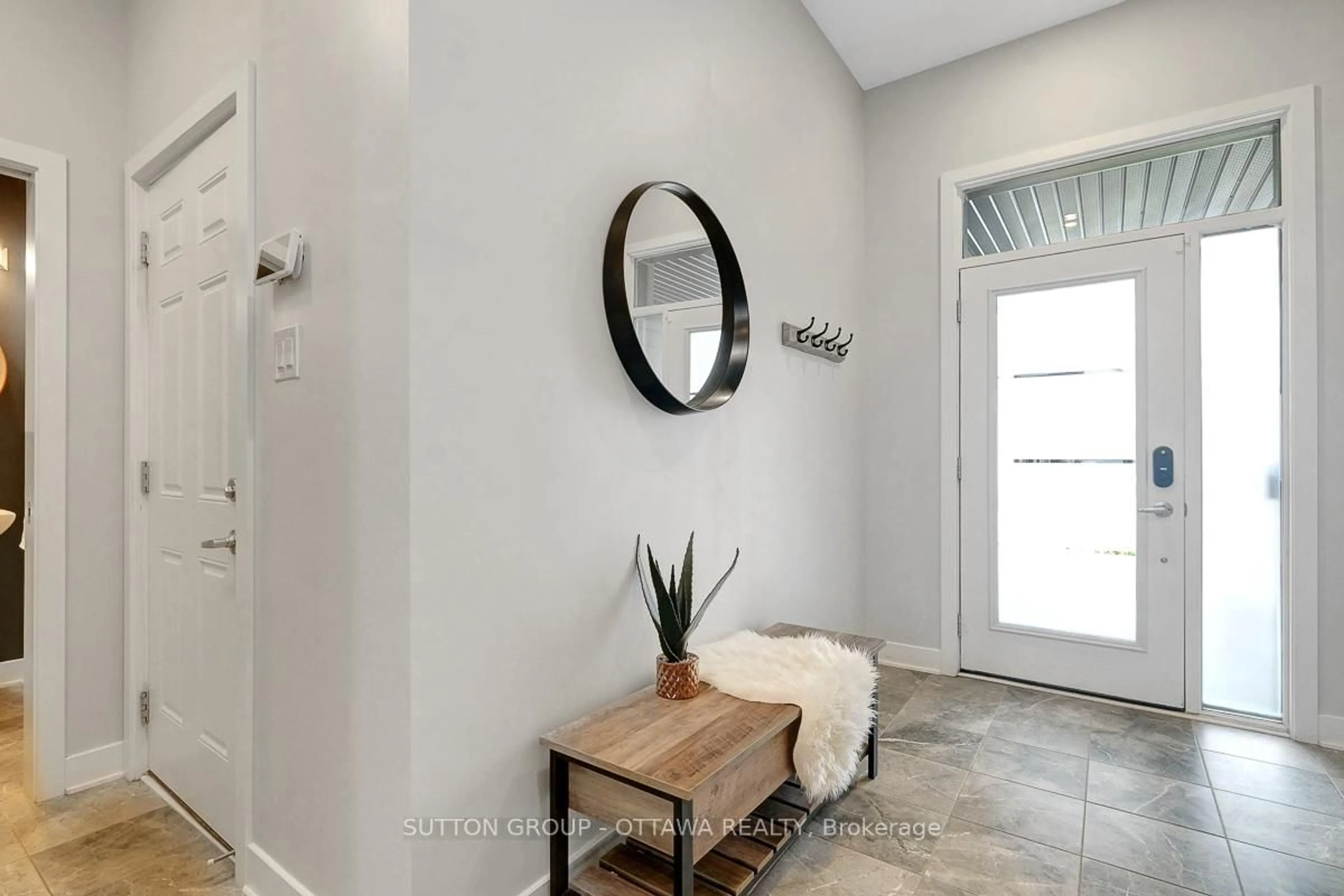 Indoor entryway for 4949 Abbott St, Ottawa Ontario K2S 1E7