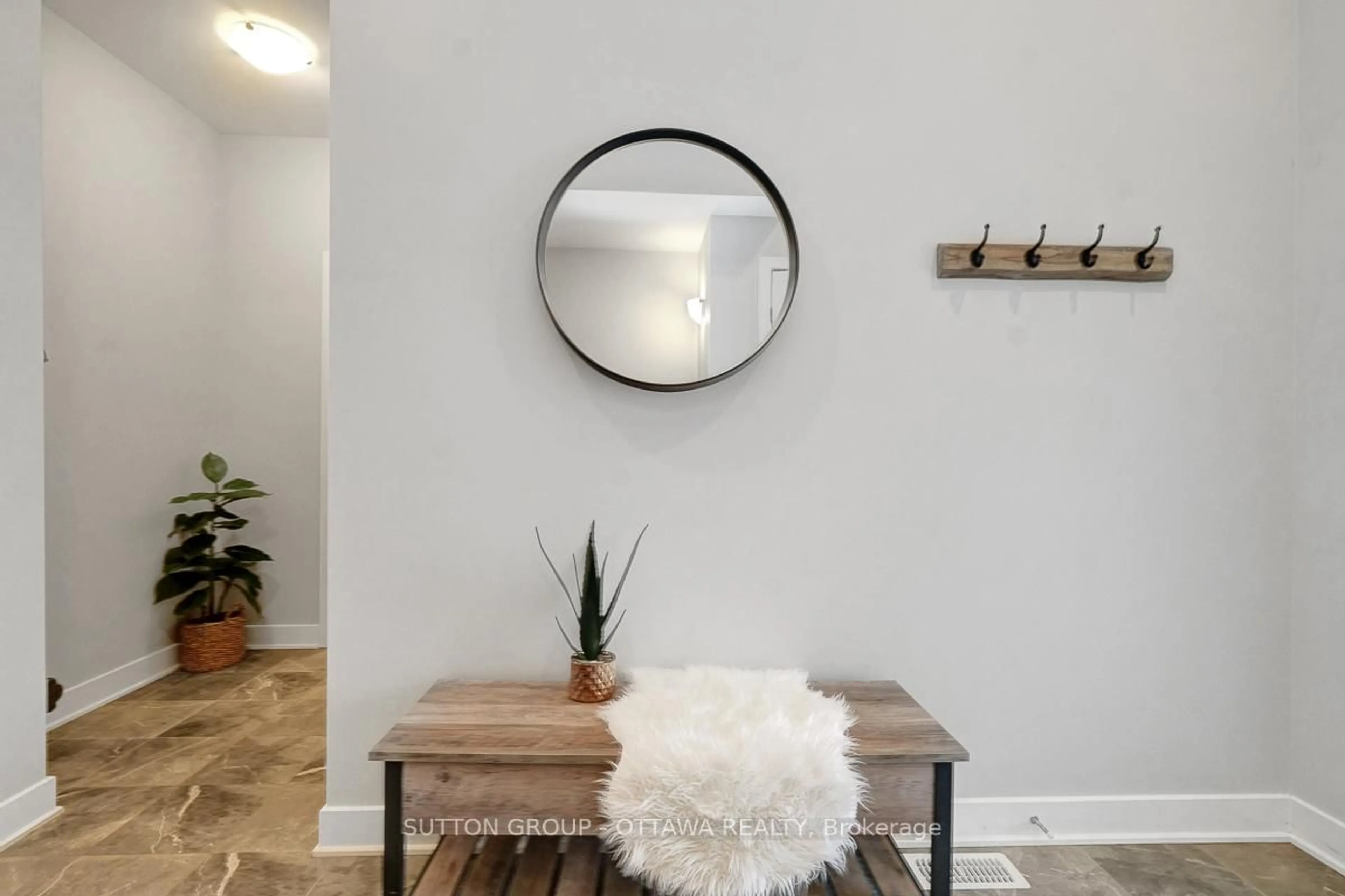 Indoor entryway for 4949 Abbott St, Ottawa Ontario K2S 1E7