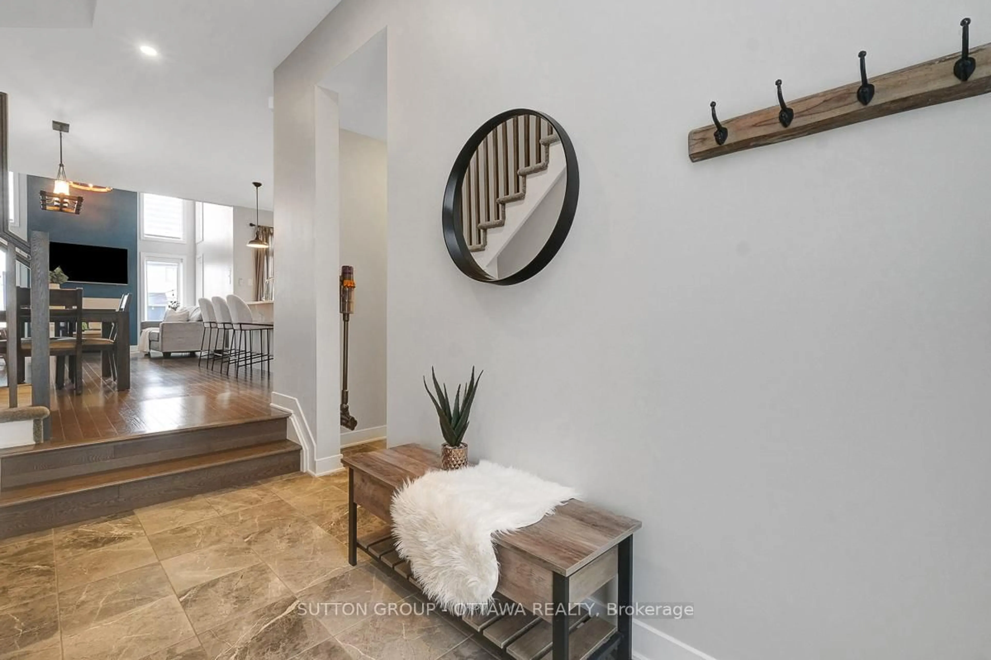 Indoor entryway for 4949 Abbott St, Ottawa Ontario K2S 1E7