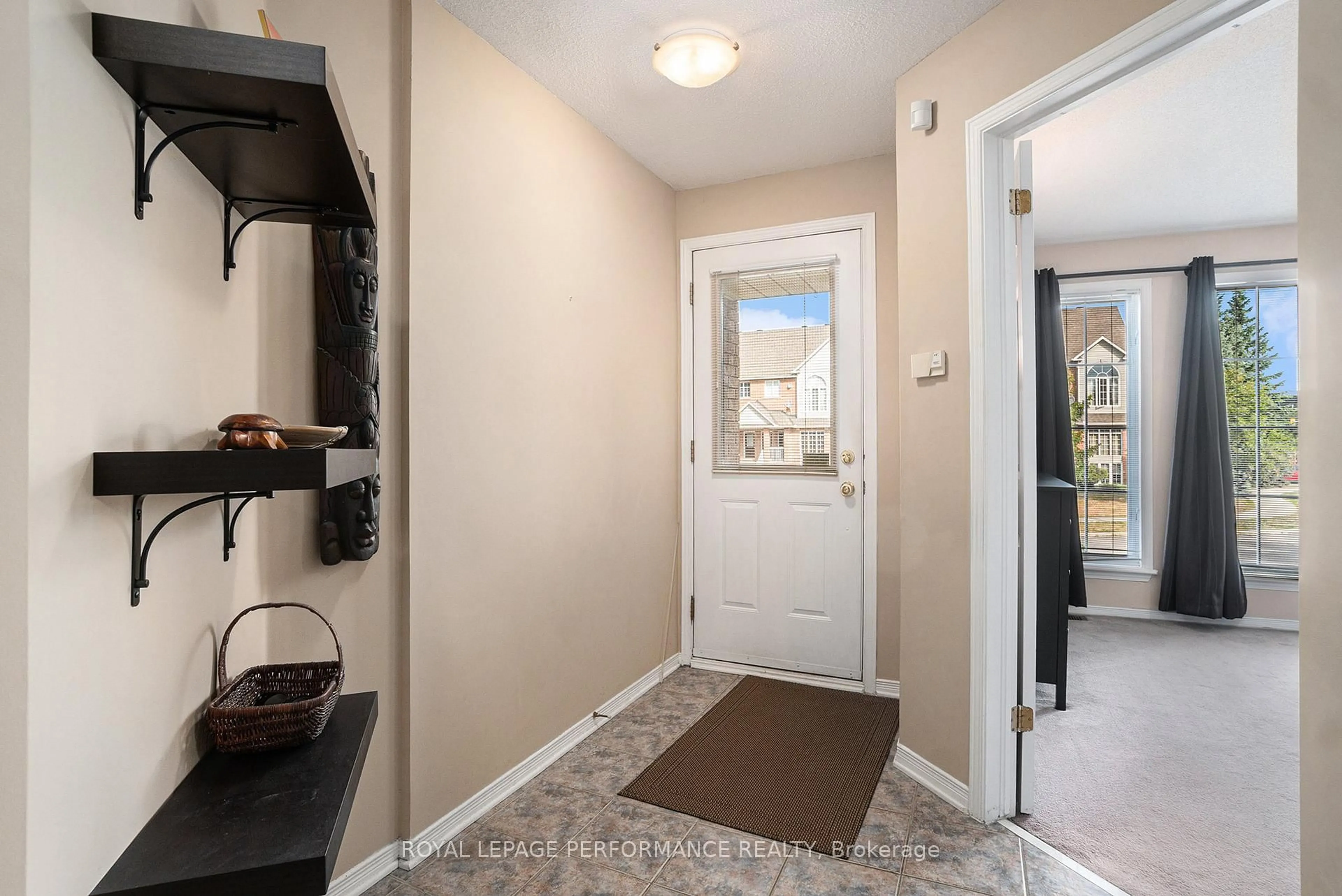 Indoor entryway for 4492 Harper Ave, Ottawa Ontario K1J 1E1