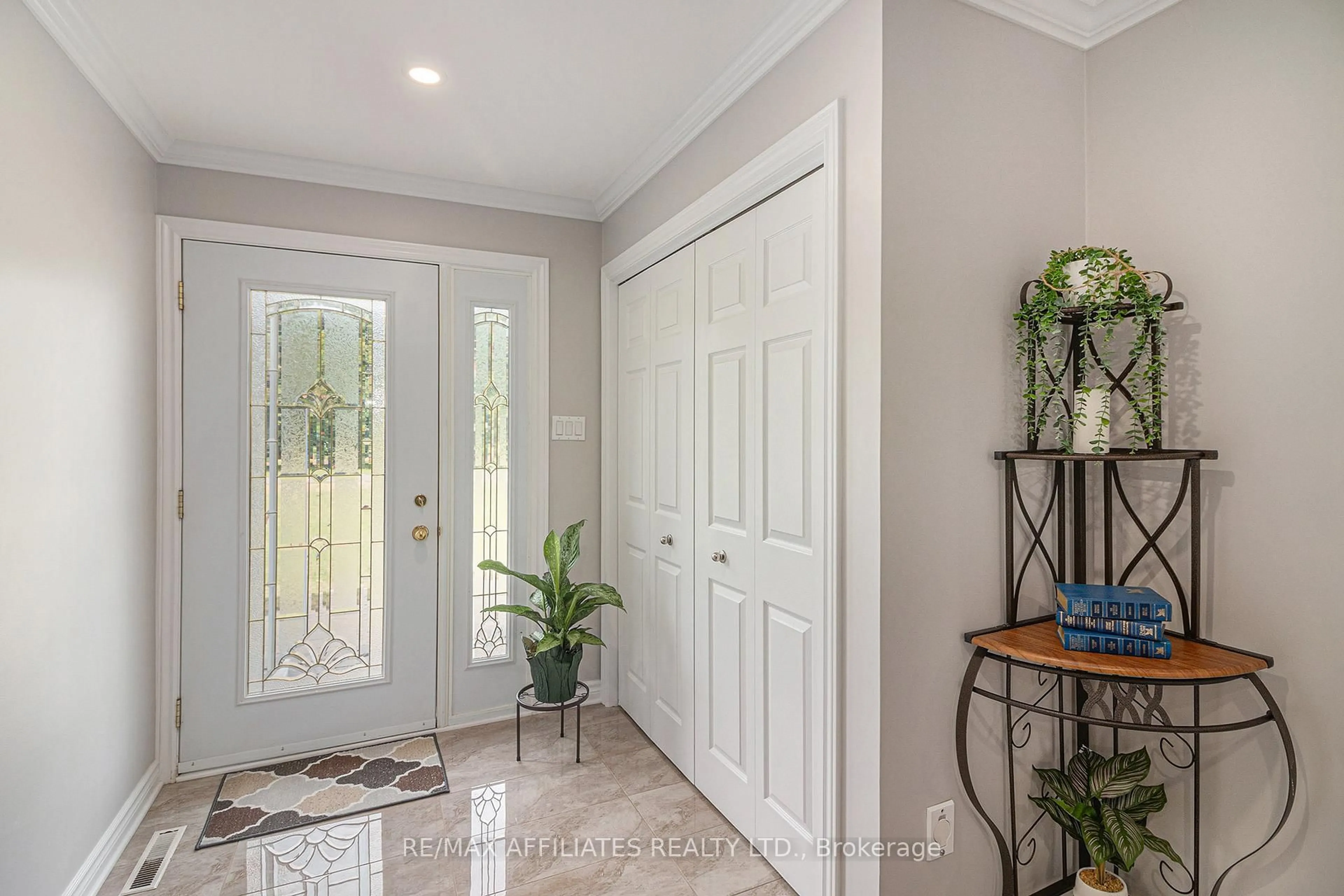 Indoor entryway for 1139 St Joseph Rd, Russell Ontario K0A 1W0