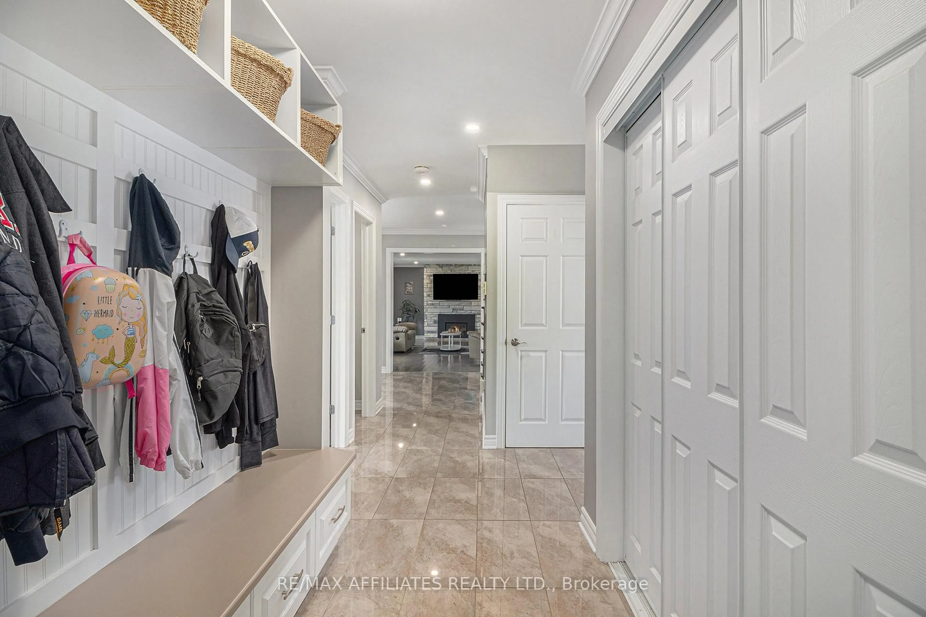 Indoor entryway for 1139 St Joseph Rd, Russell Ontario K0A 1W0