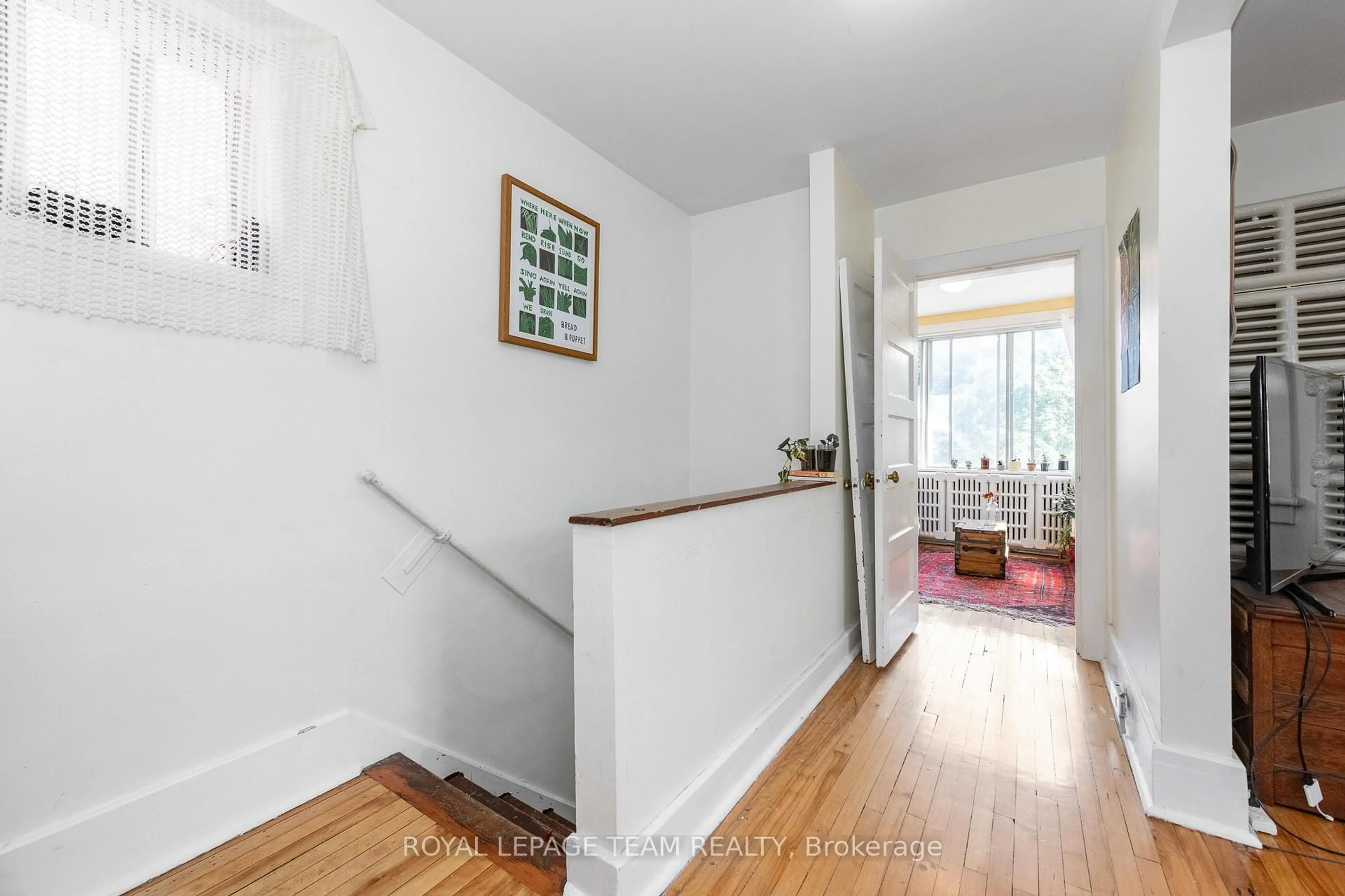 Indoor entryway for 721 Cooper St, Ottawa Ontario K1R 5J5