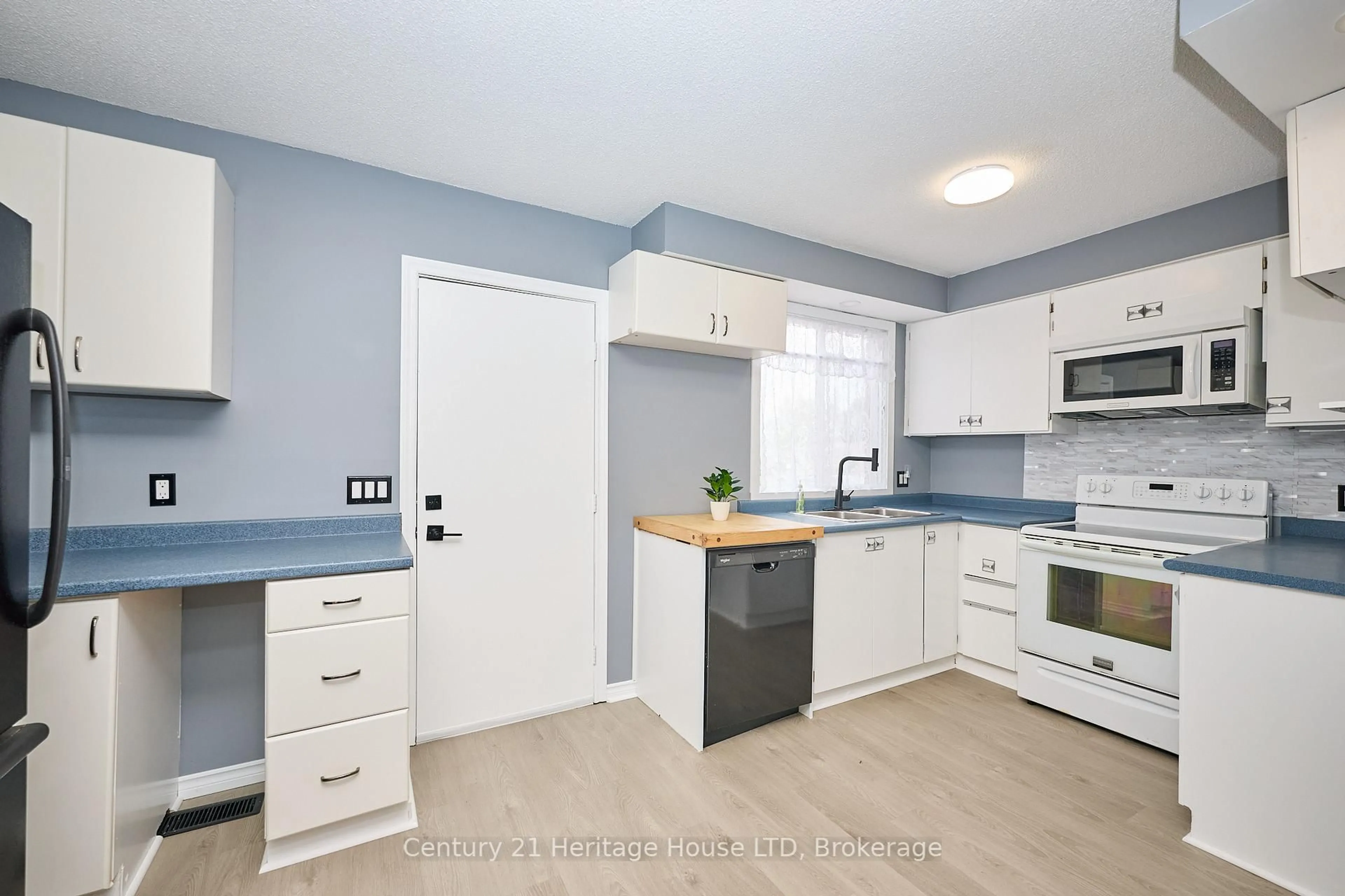 Standard kitchen, unknown for 36 Dodds Court Crt #36, Fort Erie Ontario L2A 5Z2