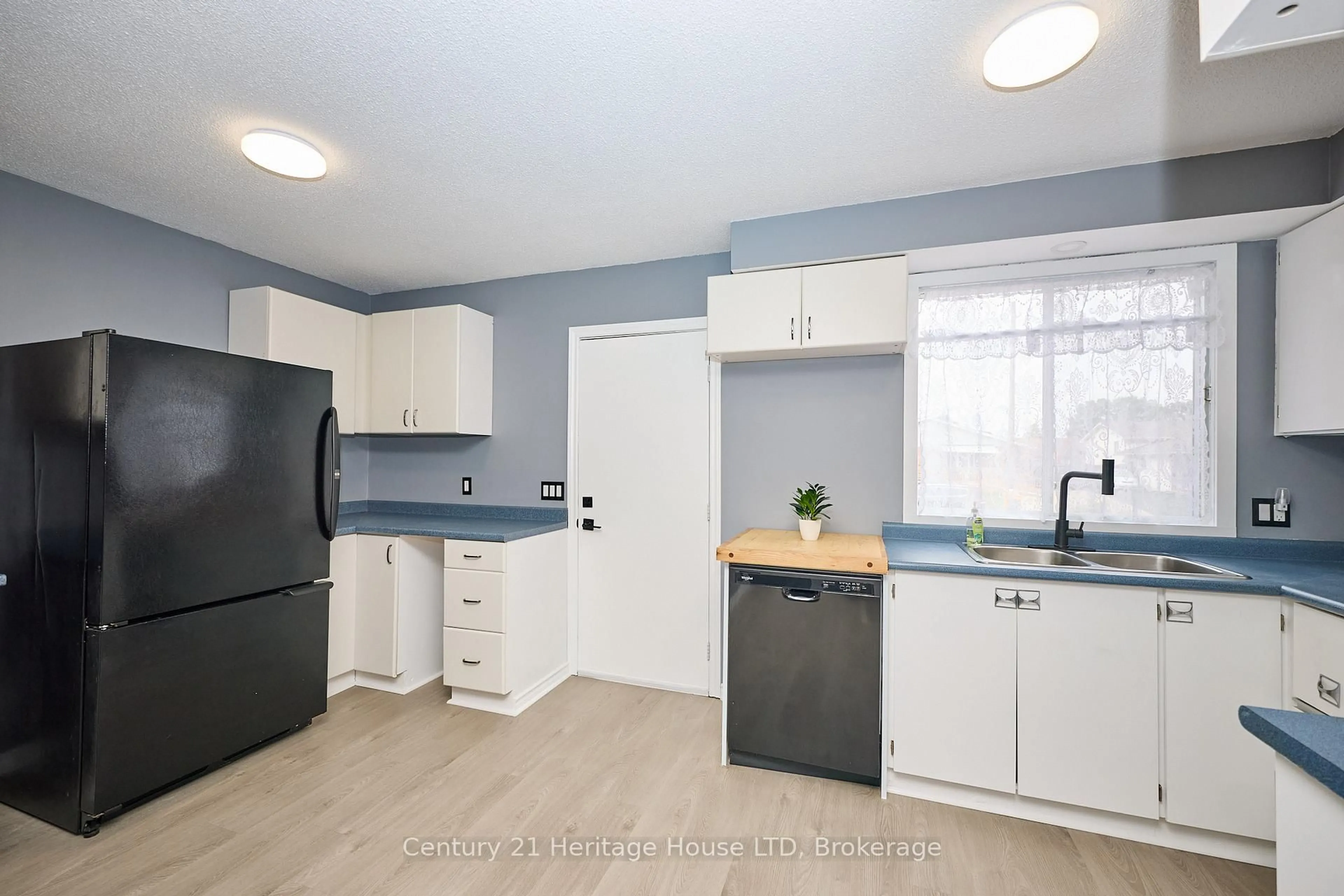 Standard kitchen, unknown for 36 Dodds Court Crt #36, Fort Erie Ontario L2A 5Z2