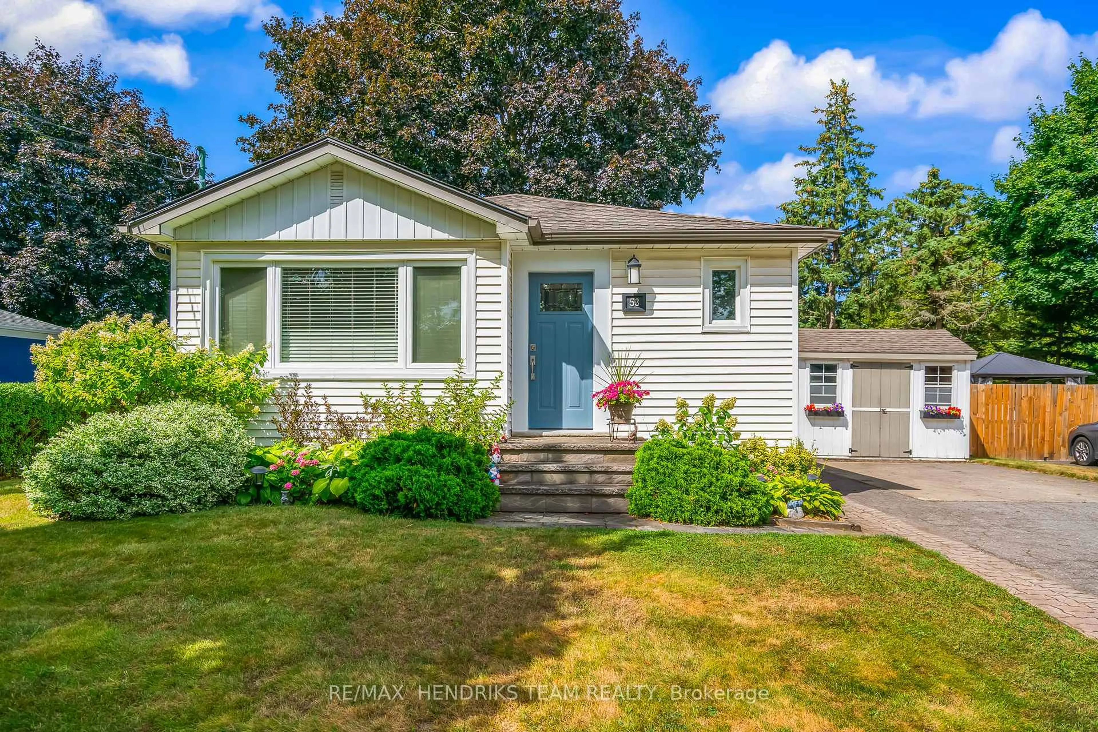 Home with vinyl exterior material, street for 53 Dunkeld Ave, St. Catharines Ontario L2M 4A4