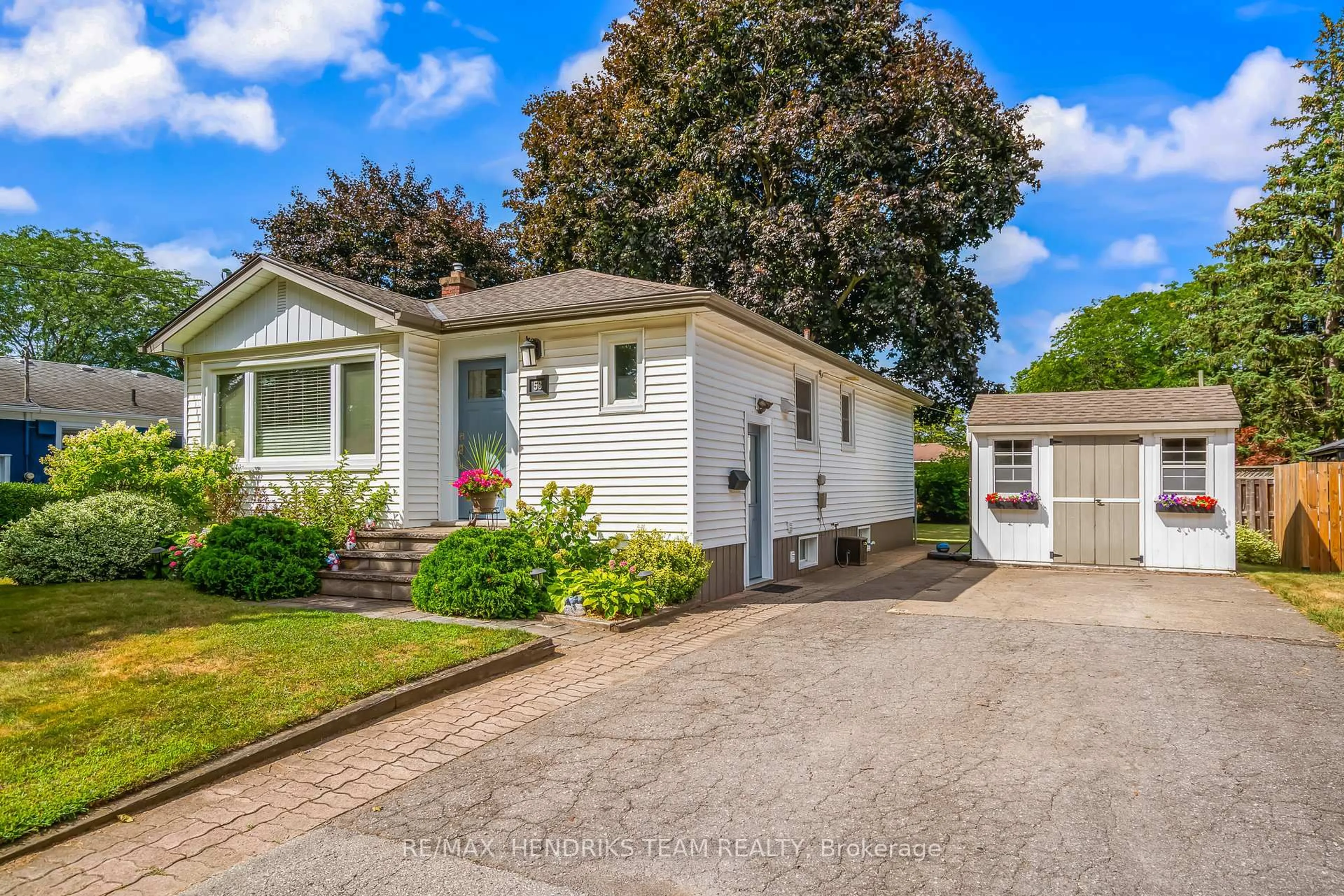 Home with vinyl exterior material, street for 53 Dunkeld Ave, St. Catharines Ontario L2M 4A4