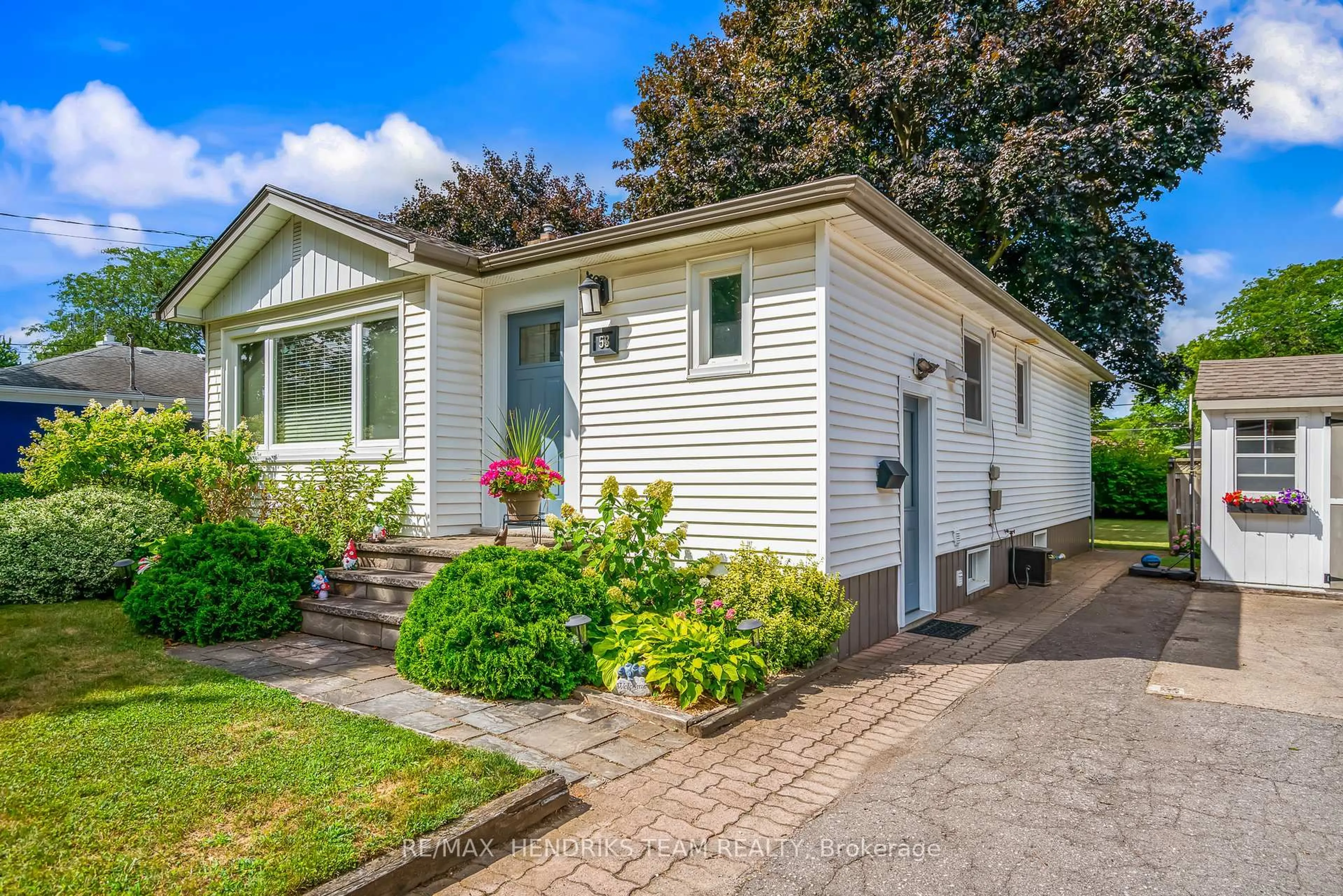 Home with vinyl exterior material, street for 53 Dunkeld Ave, St. Catharines Ontario L2M 4A4