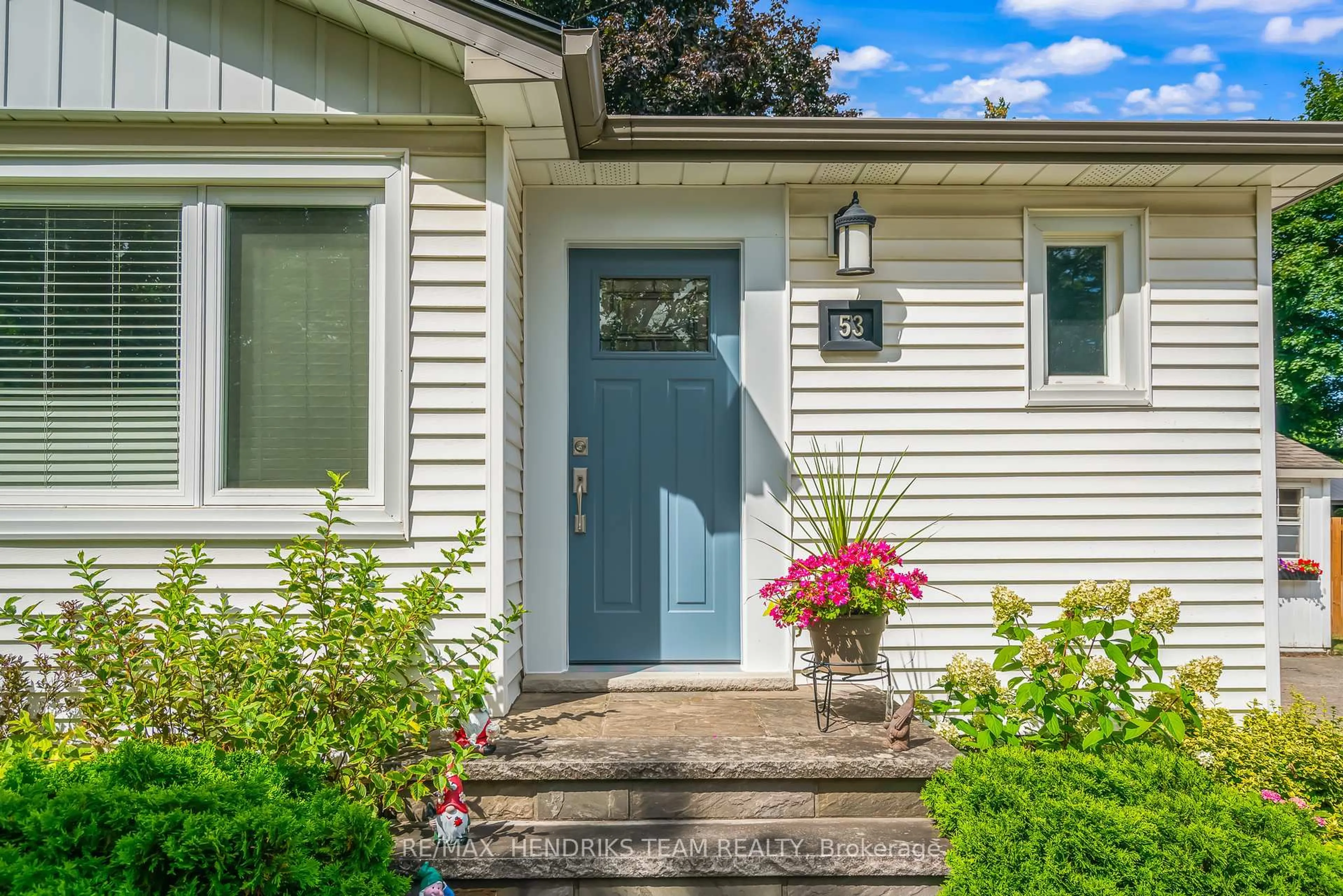 Indoor entryway for 53 Dunkeld Ave, St. Catharines Ontario L2M 4A4