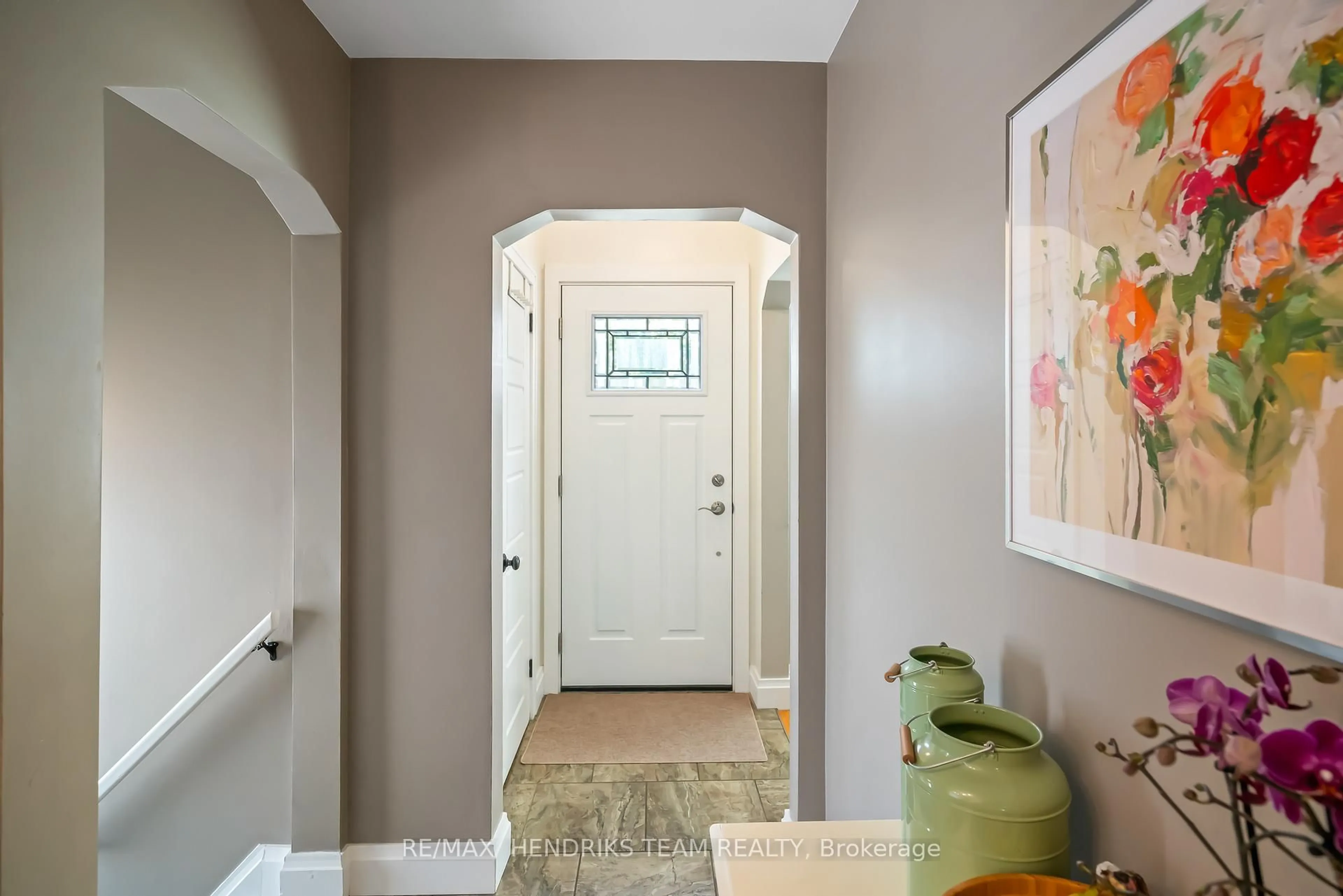 Indoor entryway for 53 Dunkeld Ave, St. Catharines Ontario L2M 4A4
