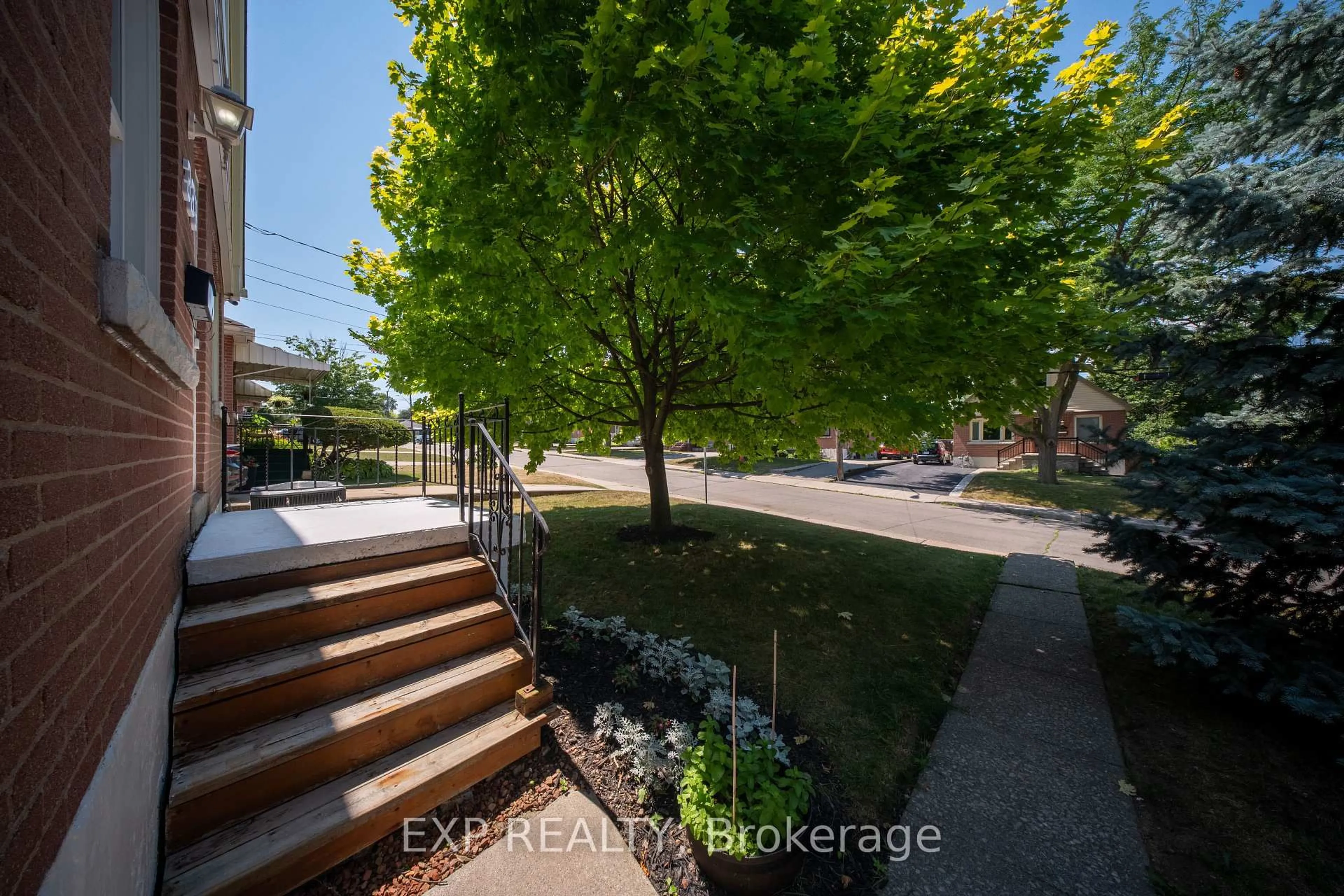 A pic from outside/outdoor area/front of a property/back of a property/a pic from drone, street for 339 Arlington Rd, Hamilton Ontario L8K 3K6