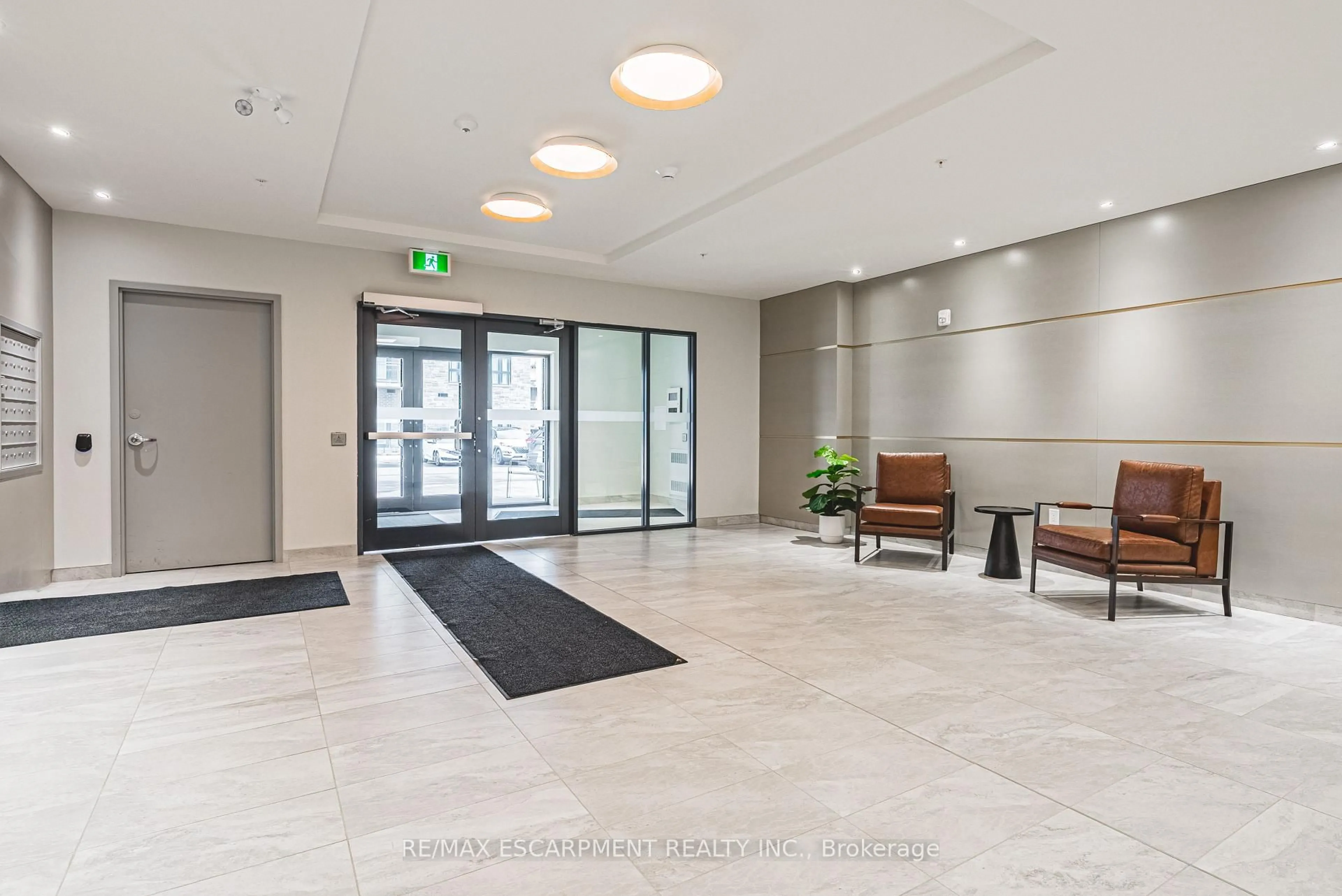 Indoor foyer for 1201 Lackner Pl #310, Kitchener Ontario N2A 0L4