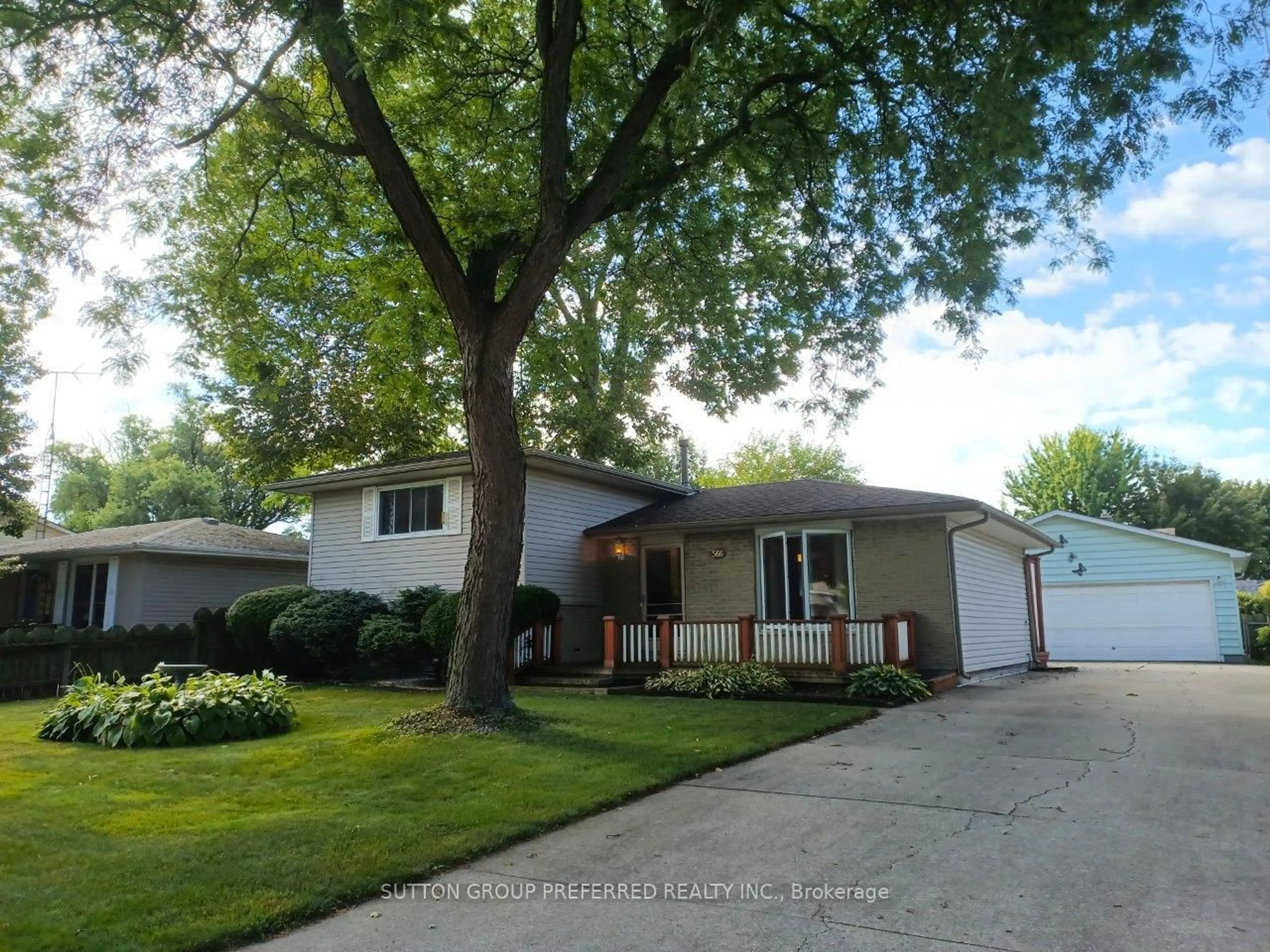 Home with vinyl exterior material, street for 566 Albert Blvd, St. Clair Ontario N0N 1G0