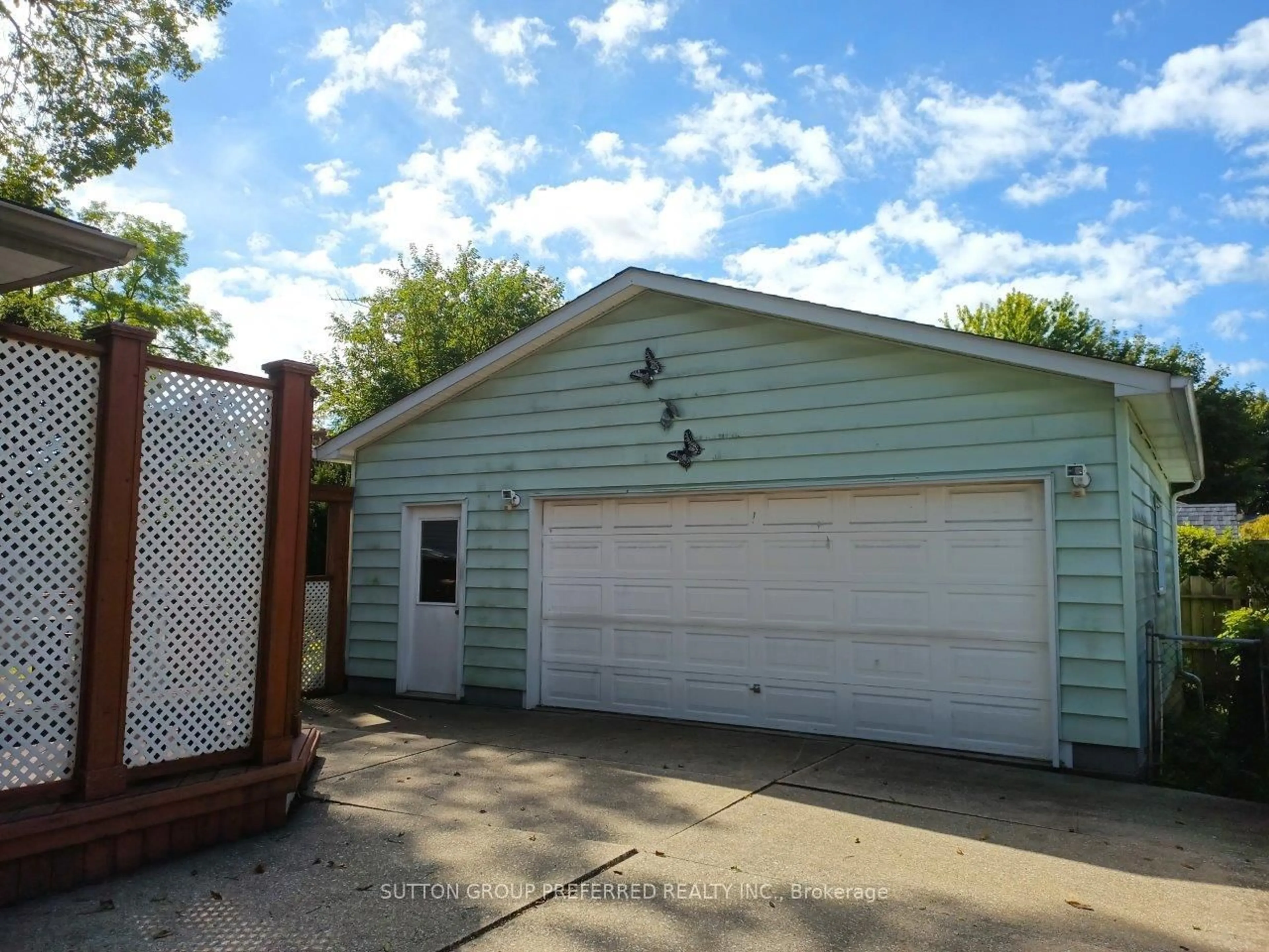 Indoor garage for 566 Albert Blvd, St. Clair Ontario N0N 1G0