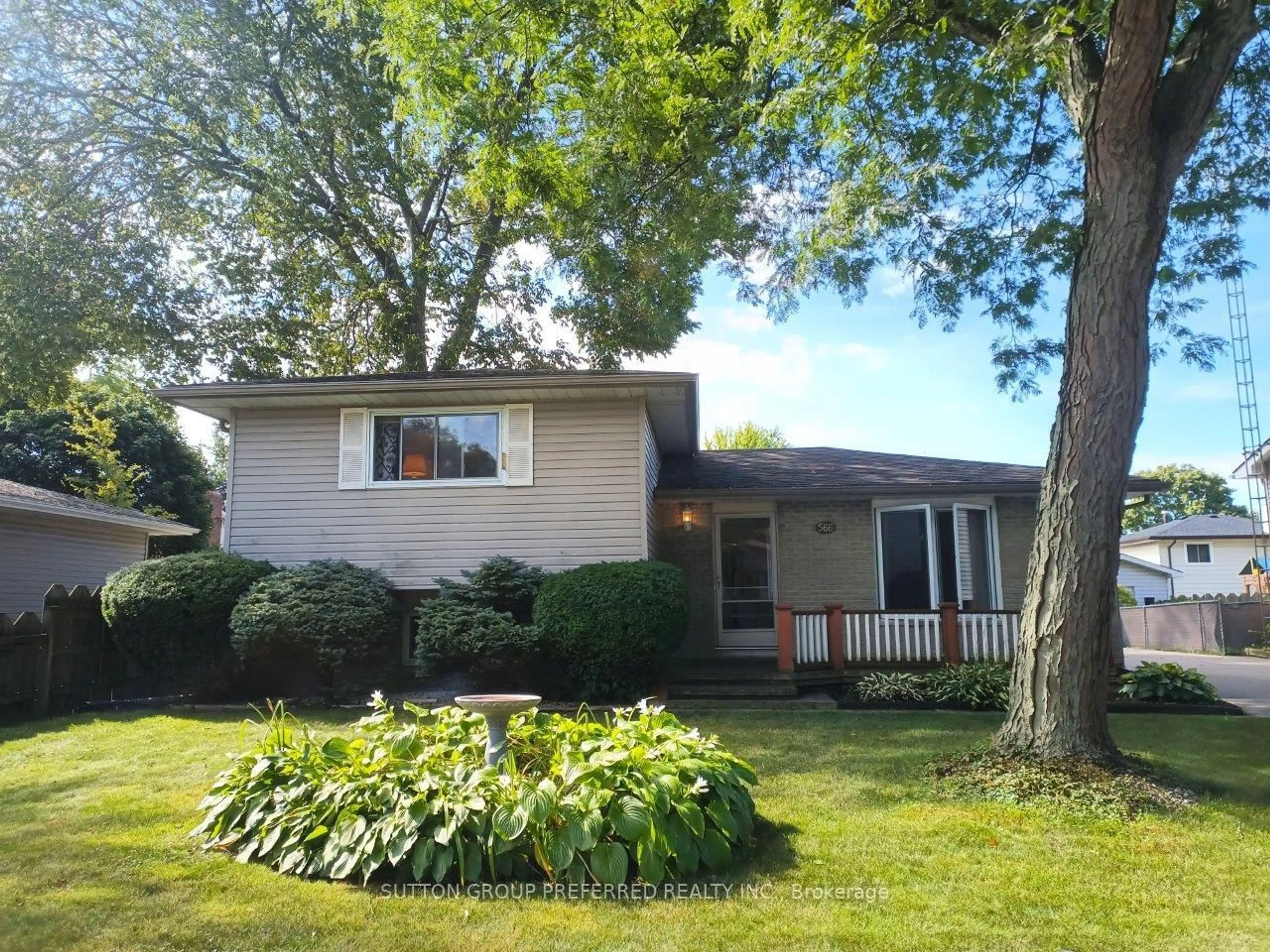 Home with vinyl exterior material, street for 566 Albert Blvd, St. Clair Ontario N0N 1G0