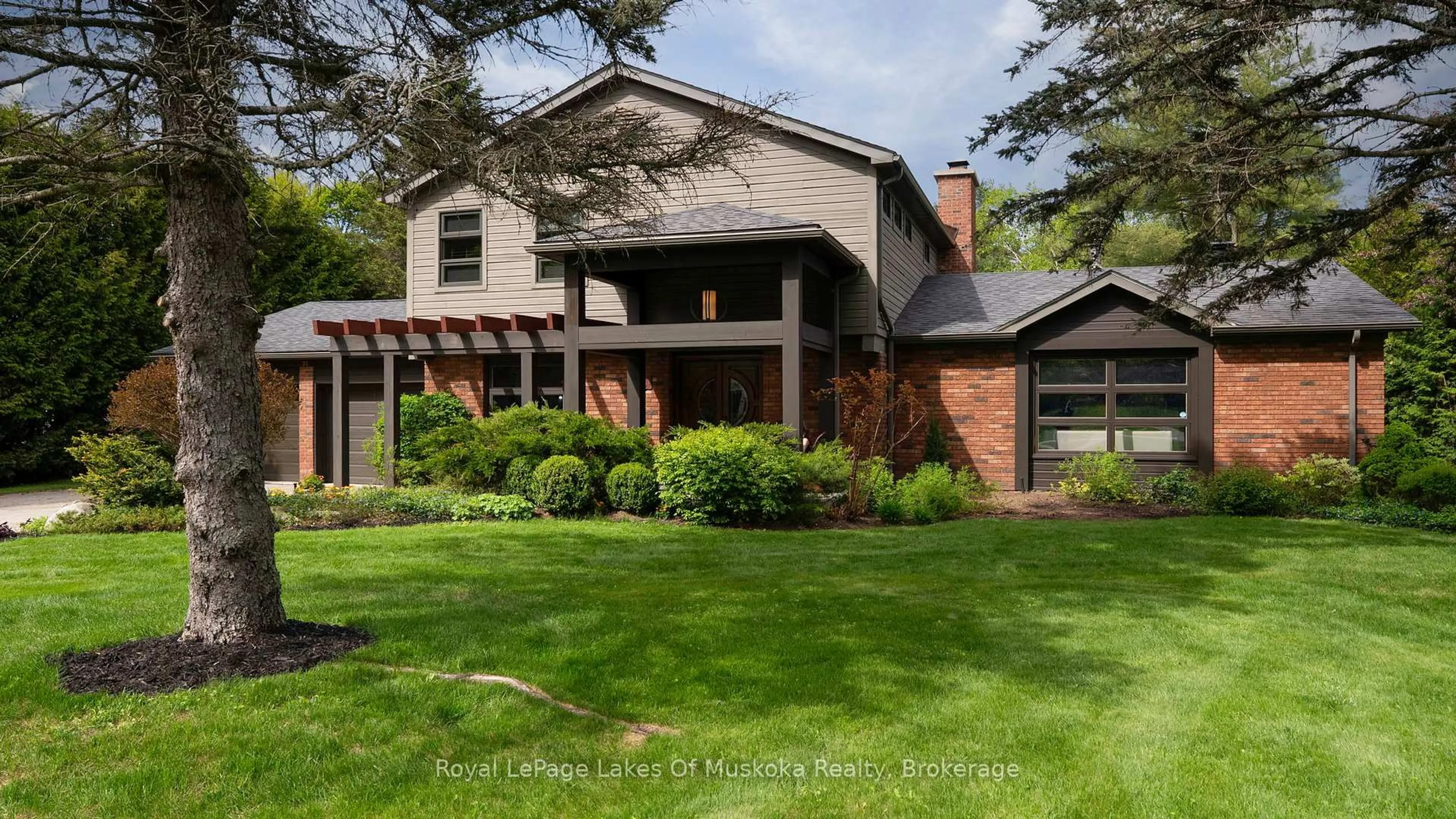 Home with brick exterior material, street for 31 Curling Rd, Bracebridge Ontario P1L 1M6