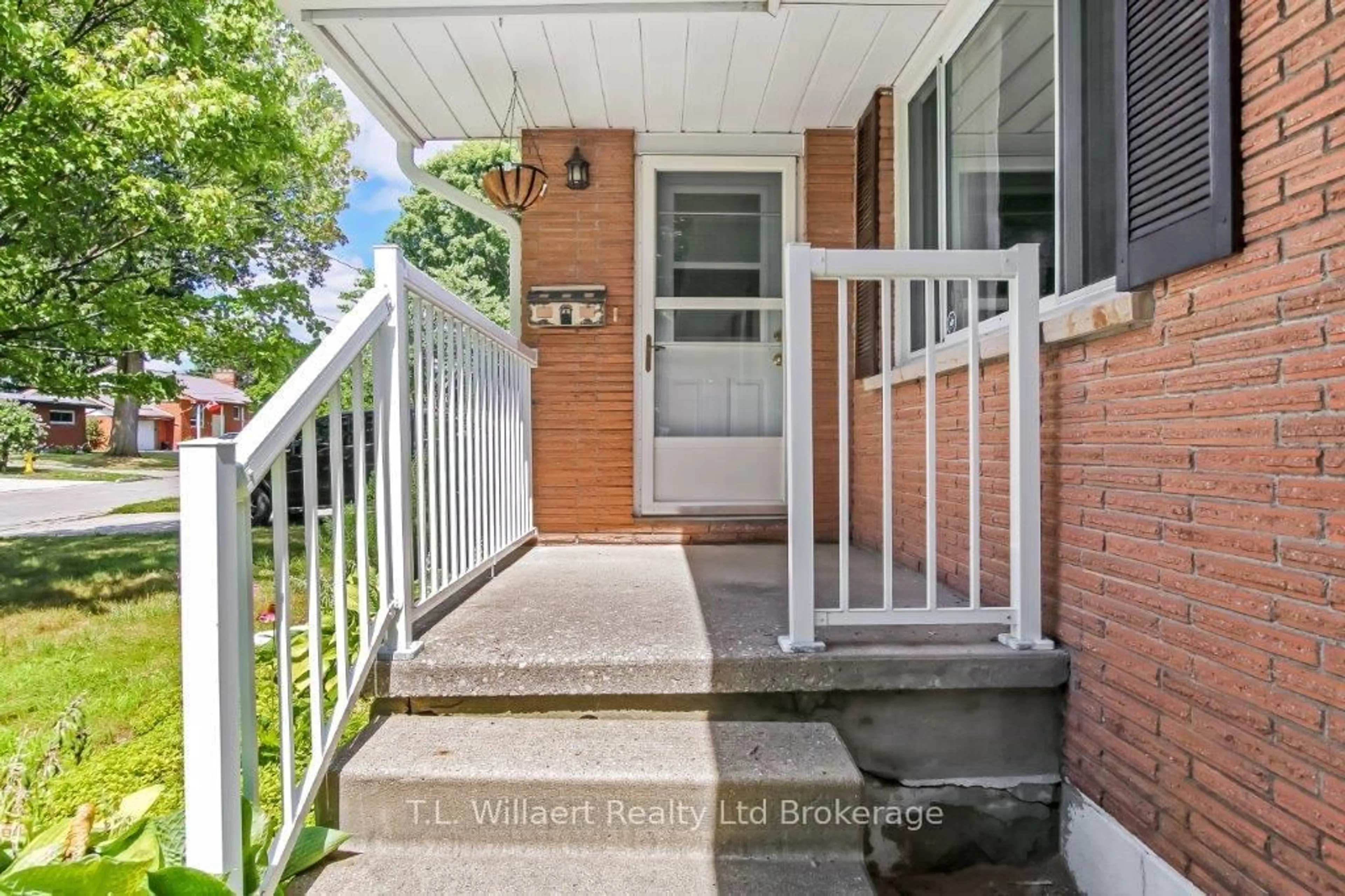 Indoor entryway for 114 Queen St, Tillsonburg Ontario N4G 3H3