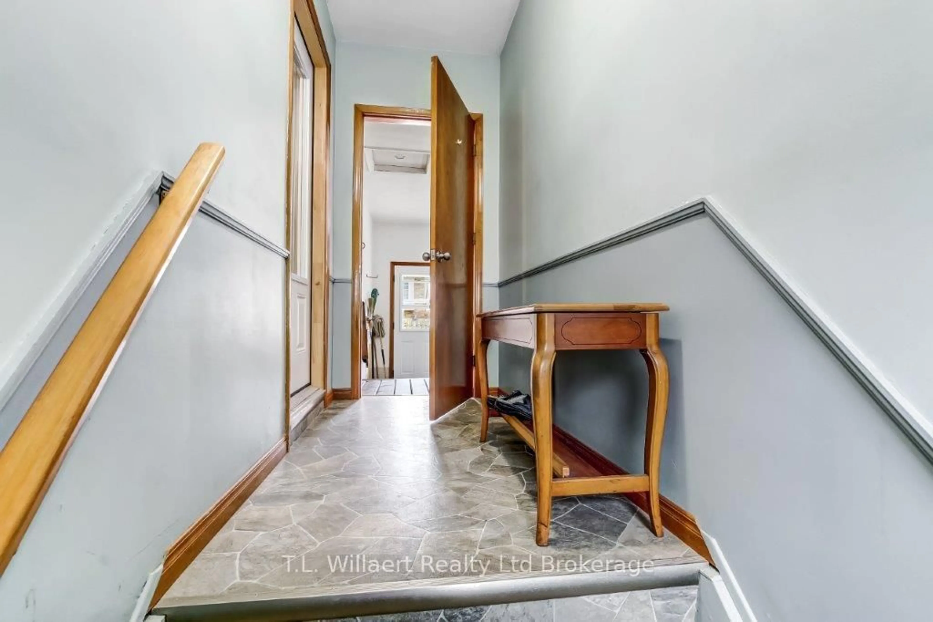 Indoor foyer for 114 Queen St, Tillsonburg Ontario N4G 3H3