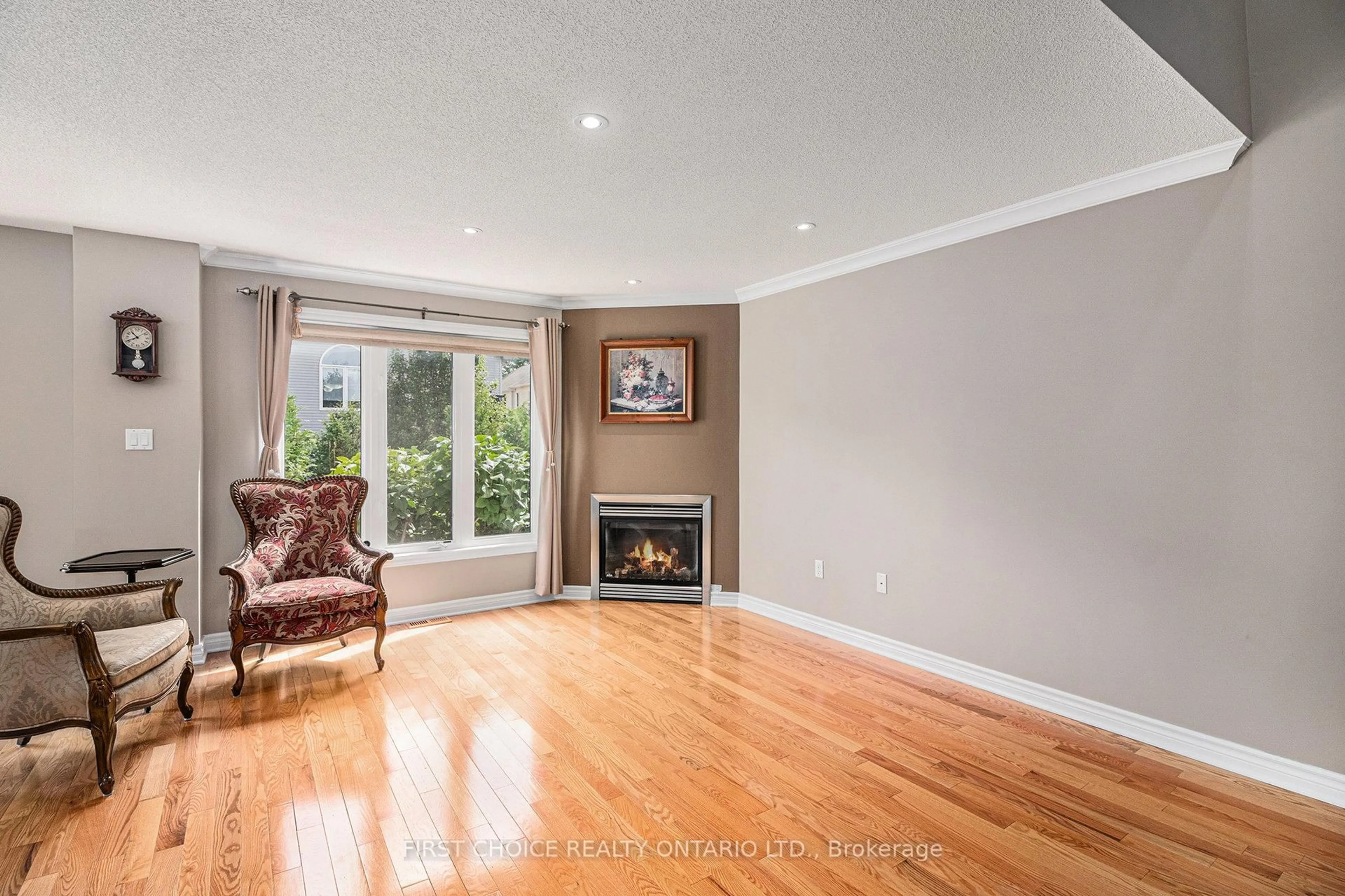 Living room with furniture, wood/laminate floor for 277 Mica Cres, Clarence-Rockland Ontario K4K 0E9