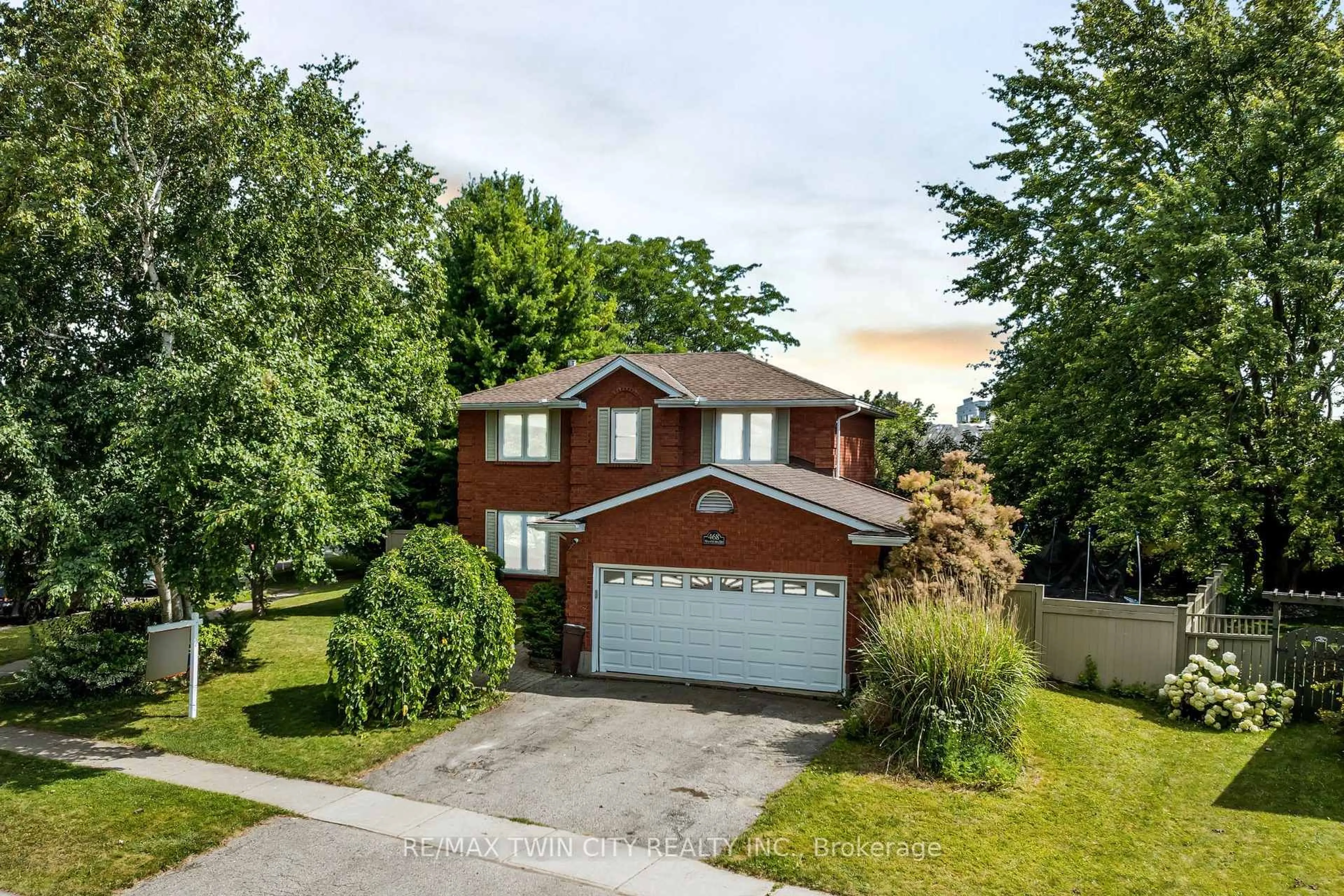 A pic from outside/outdoor area/front of a property/back of a property/a pic from drone, street for 468 Manitoba Rd, Woodstock Ontario N4S 8N8