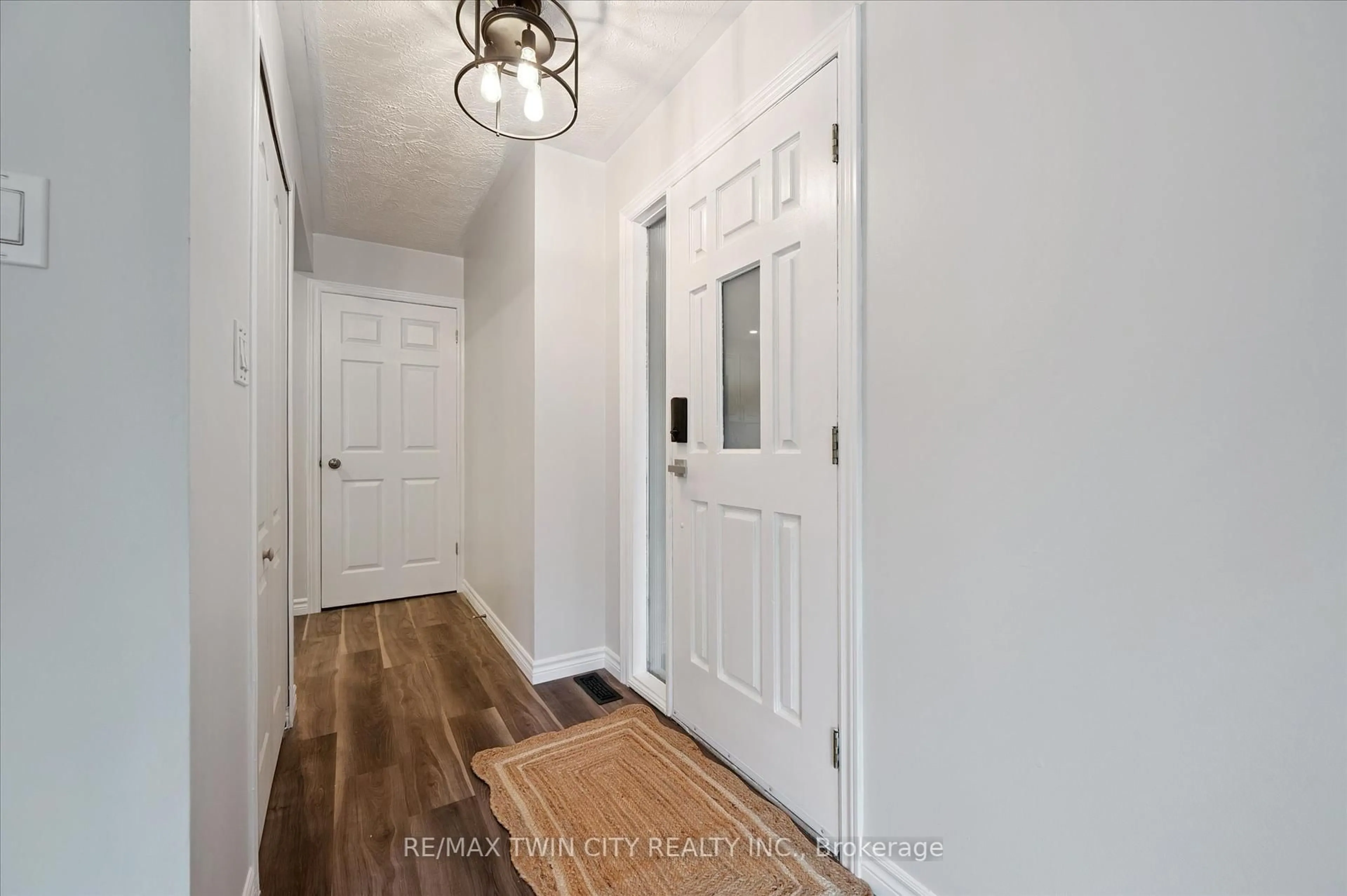 Indoor entryway for 191 Silver Aspen Cres, Kitchener Ontario N2N 1H5