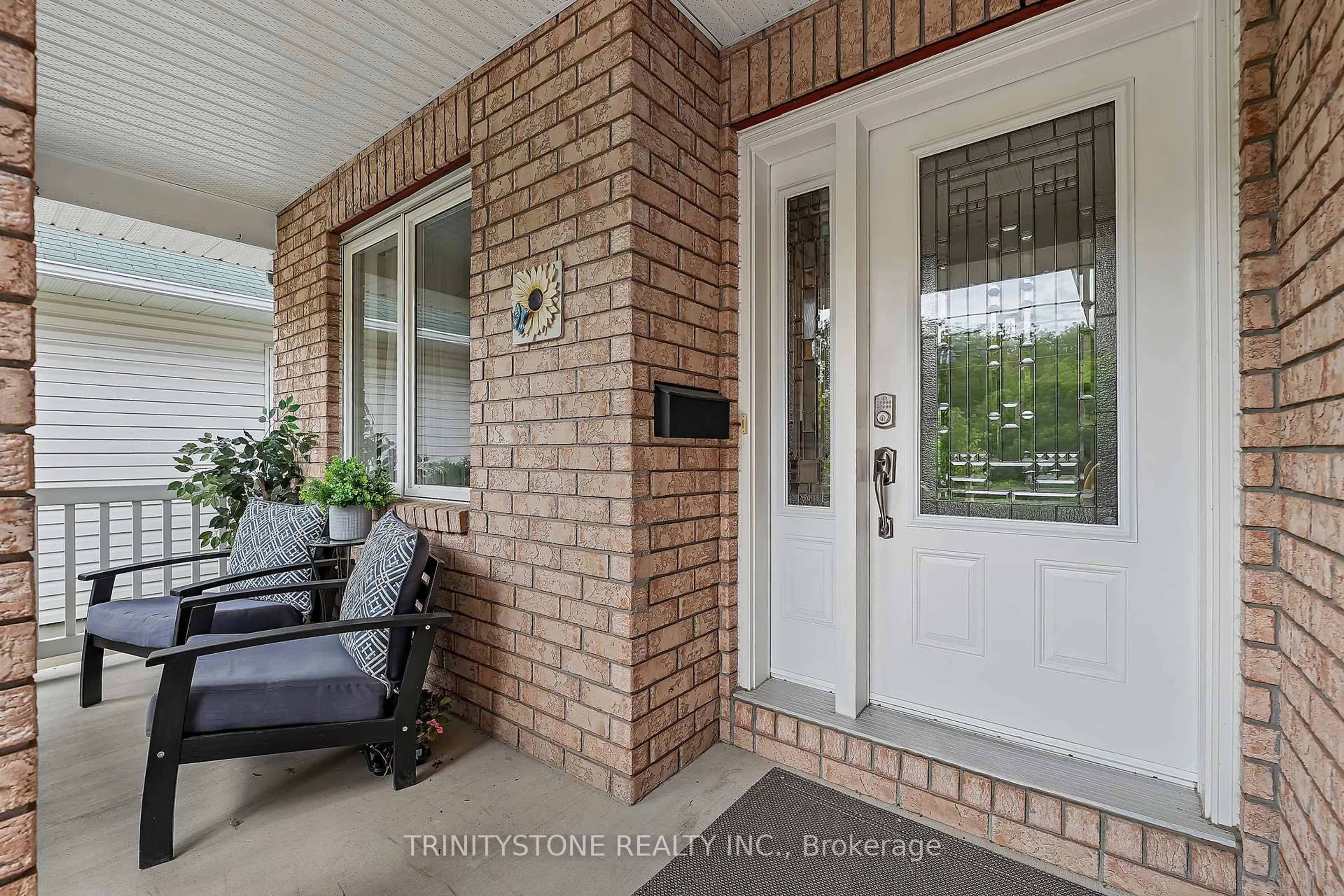 Indoor entryway for 6127 Abbott St, Ottawa Ontario K2S 1V5