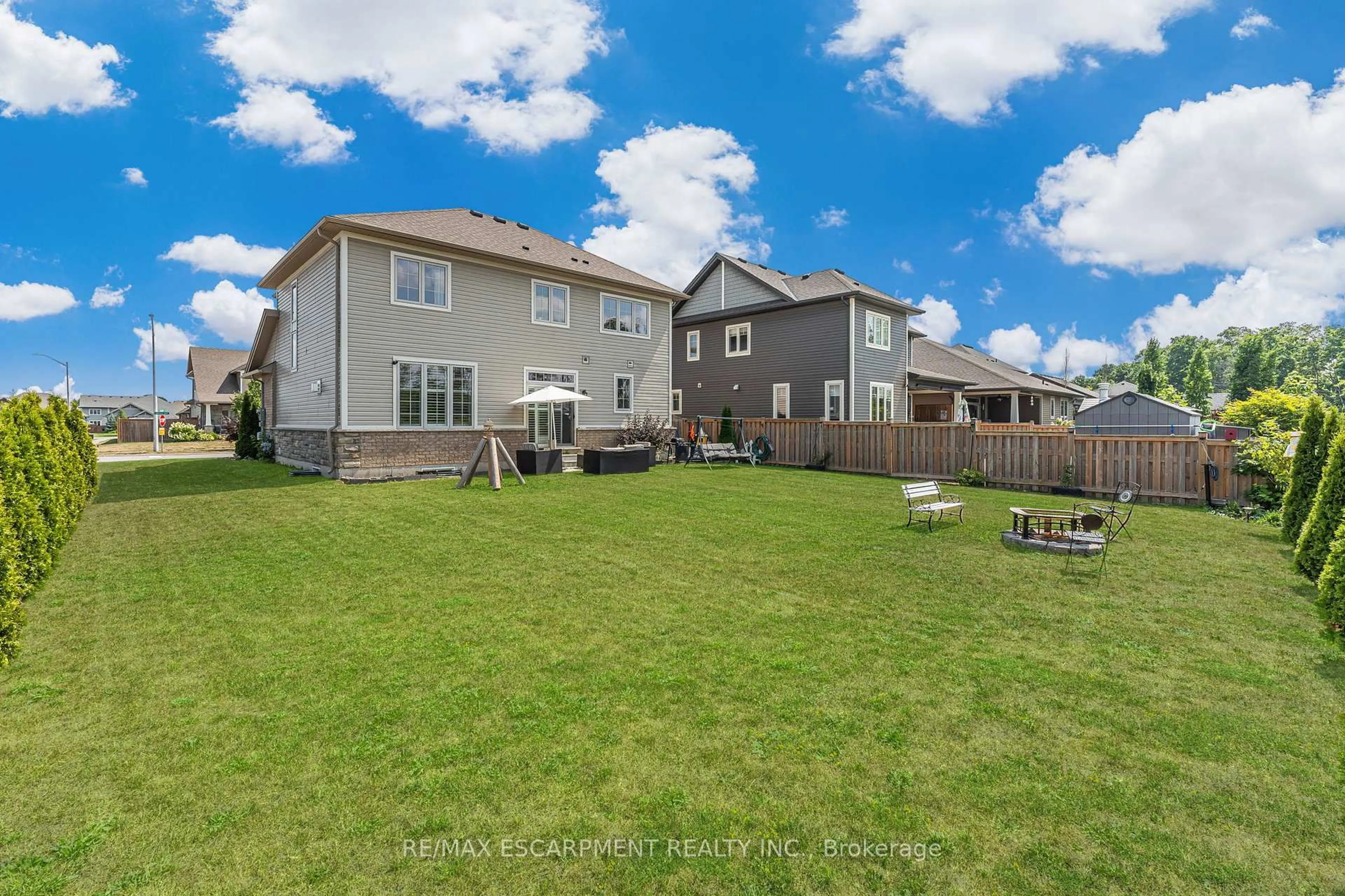 A pic from outside/outdoor area/front of a property/back of a property/a pic from drone, unknown for 10 Harvest Gate, West Lincoln Ontario L0R 2A0