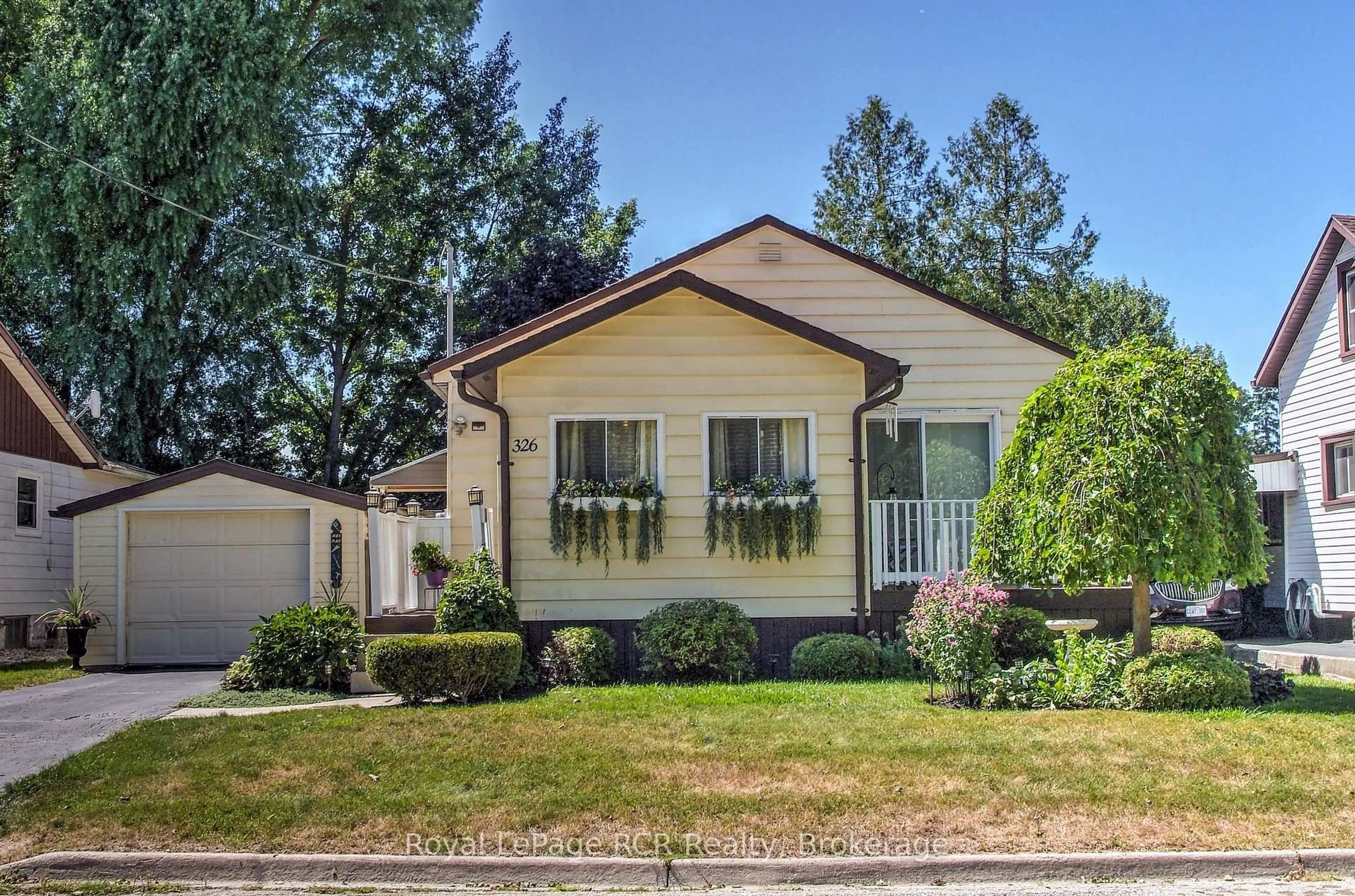 Home with vinyl exterior material, street for 326 12th Ave, Hanover Ontario N4N 2T2