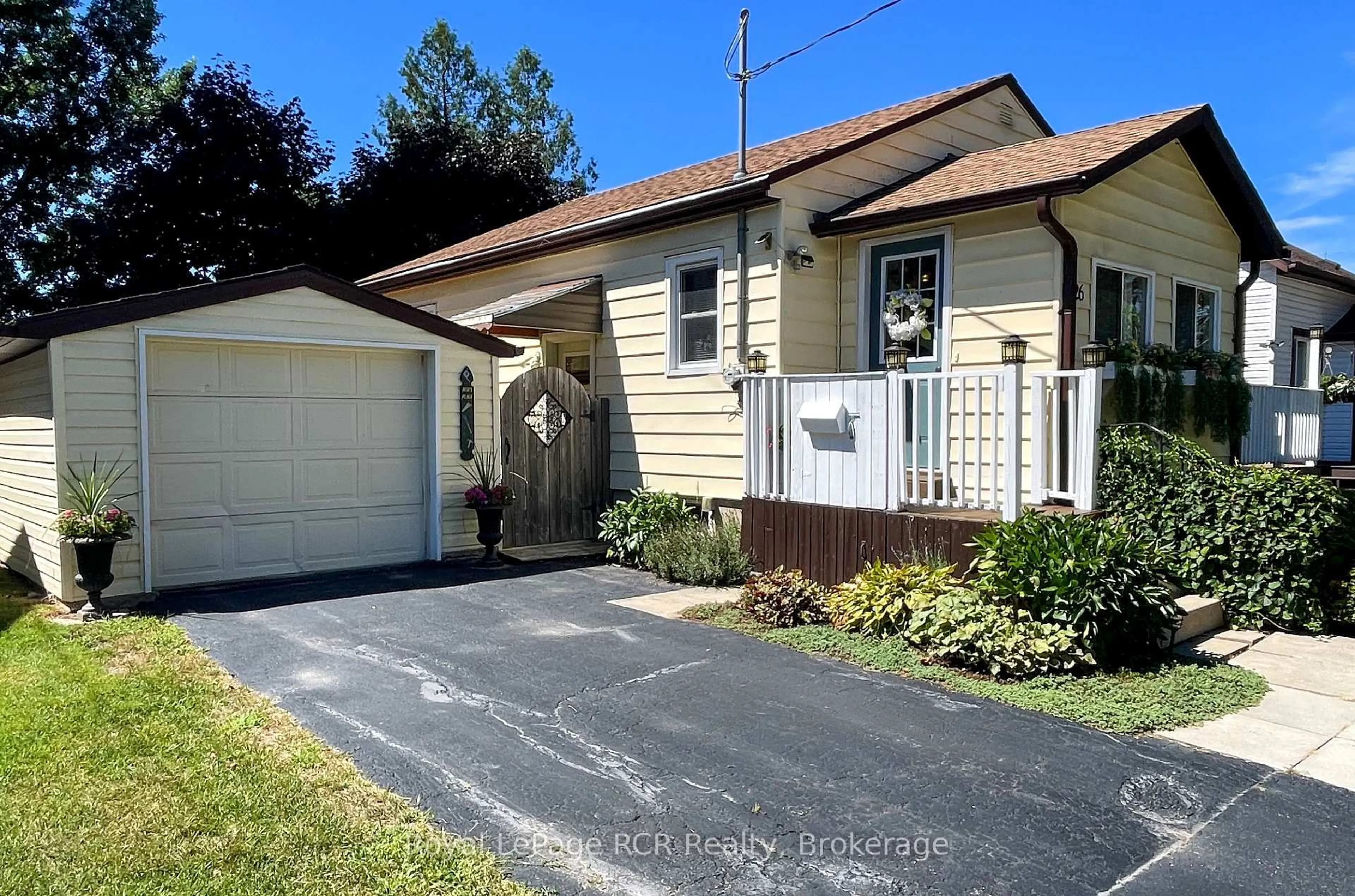 Home with vinyl exterior material, street for 326 12th Ave, Hanover Ontario N4N 2T2
