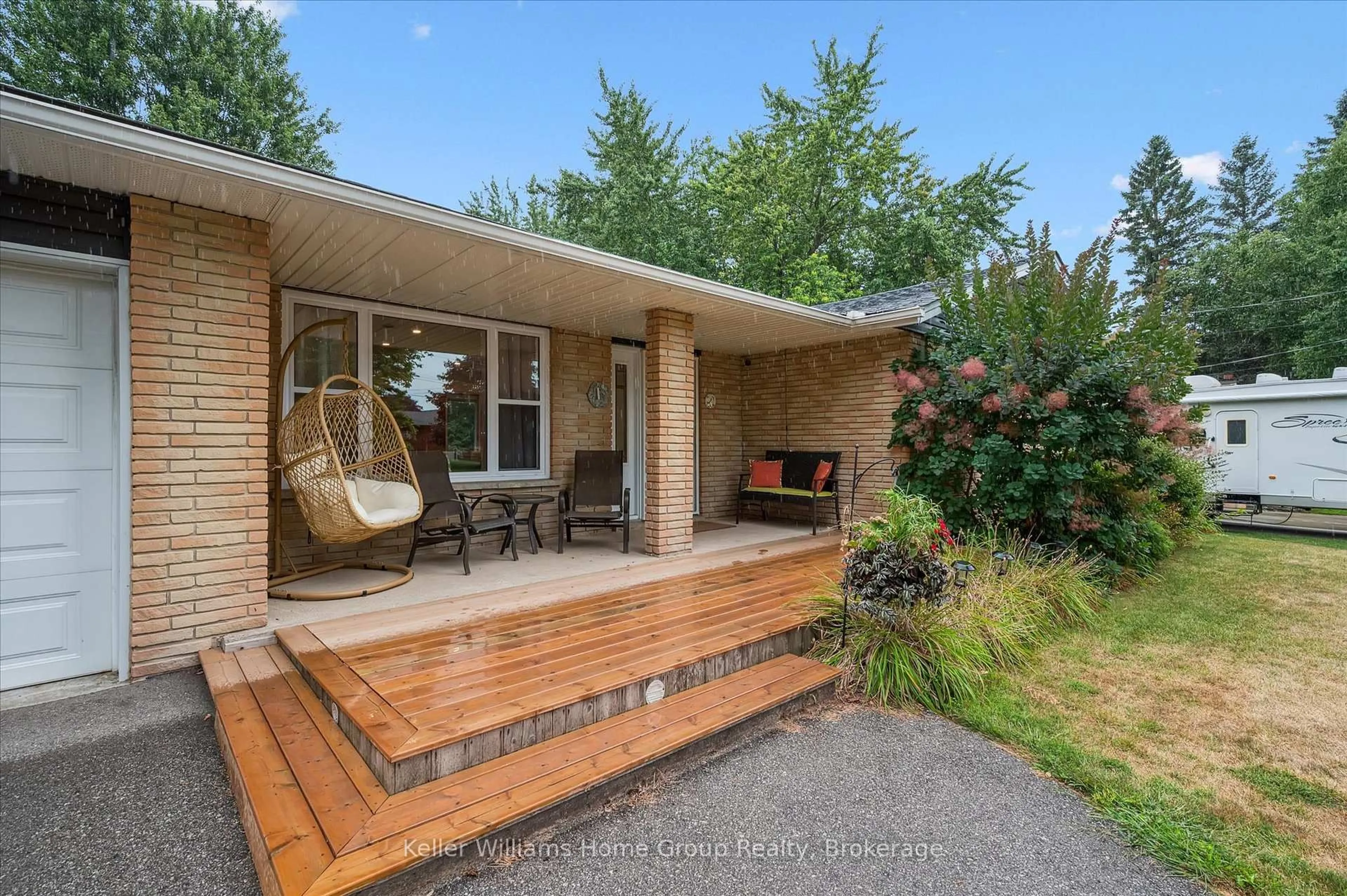 Patio, street for 37 Victoria Cres, Centre Wellington Ontario N1M 2W3