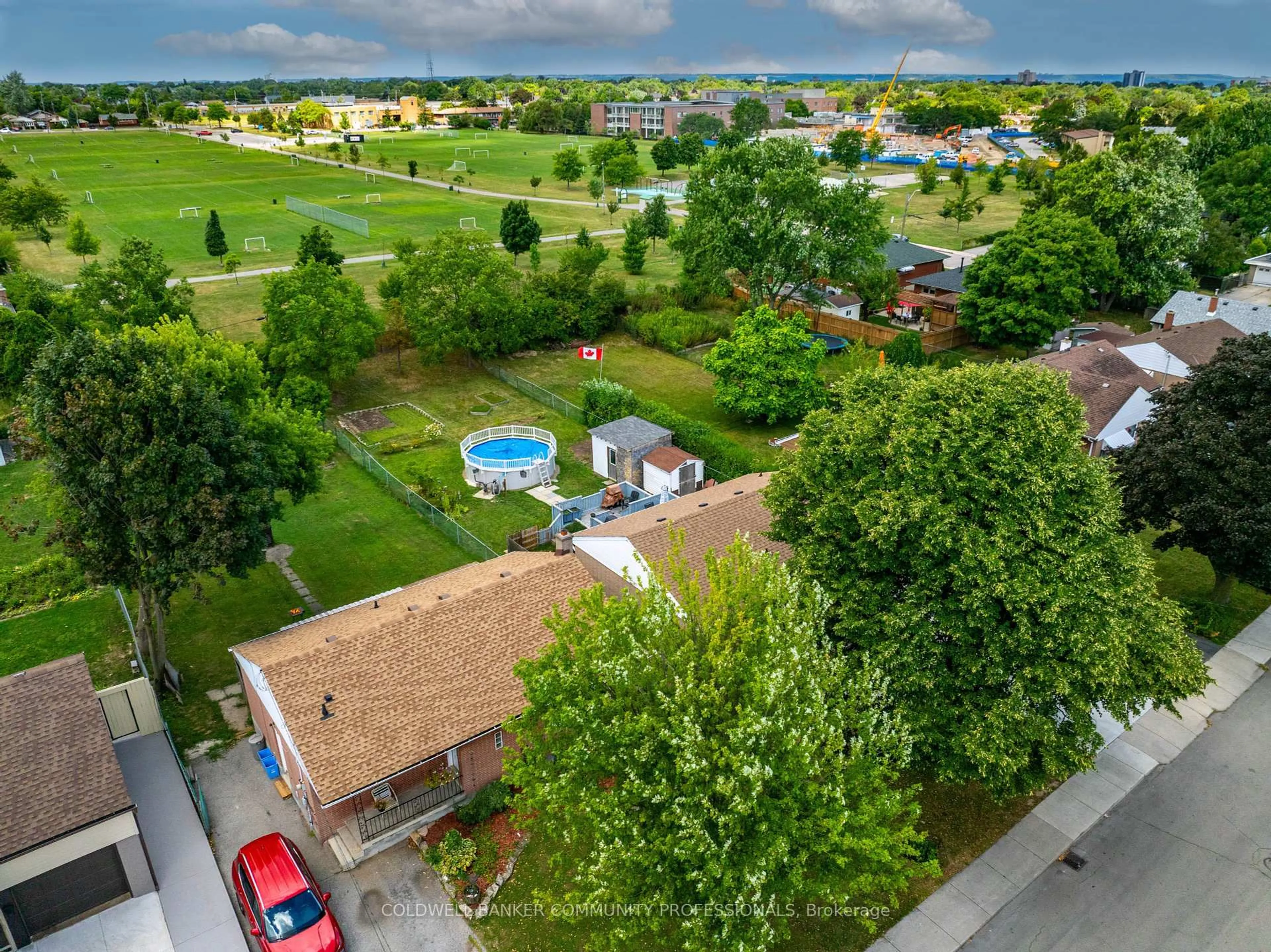 A pic from outside/outdoor area/front of a property/back of a property/a pic from drone, city buildings view from balcony for 446 East 36th St, Hamilton Ontario L8V 4A5
