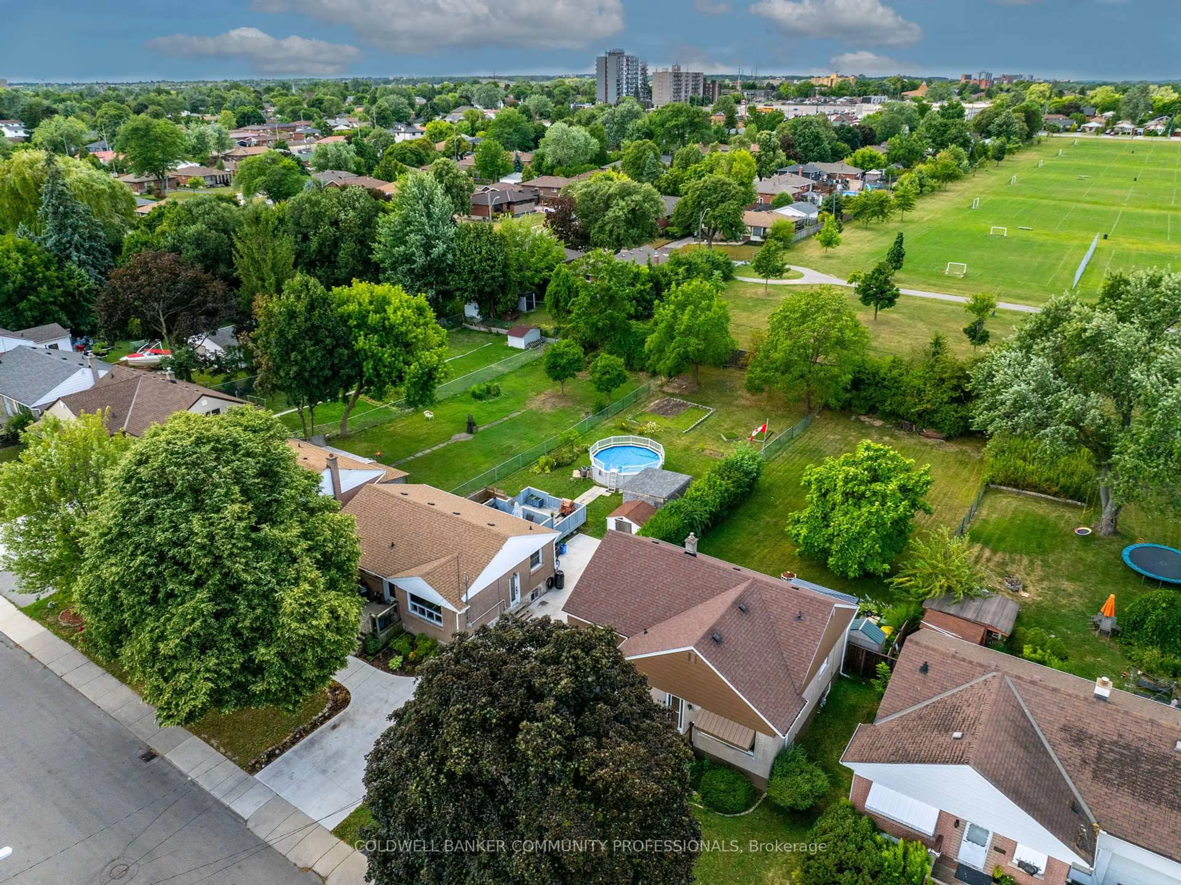 A pic from outside/outdoor area/front of a property/back of a property/a pic from drone, city buildings view from balcony for 446 East 36th St, Hamilton Ontario L8V 4A5