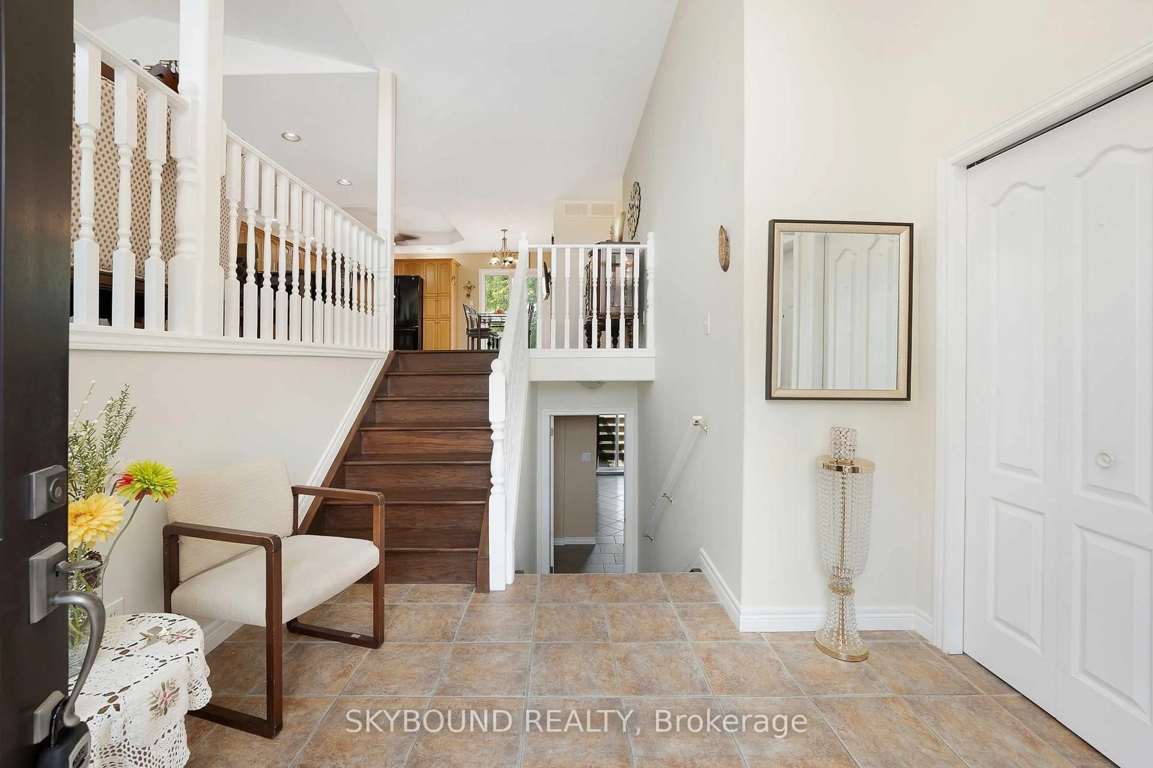 Indoor foyer for 1910 Michigan Ave, LaSalle Ontario N9J 3S5