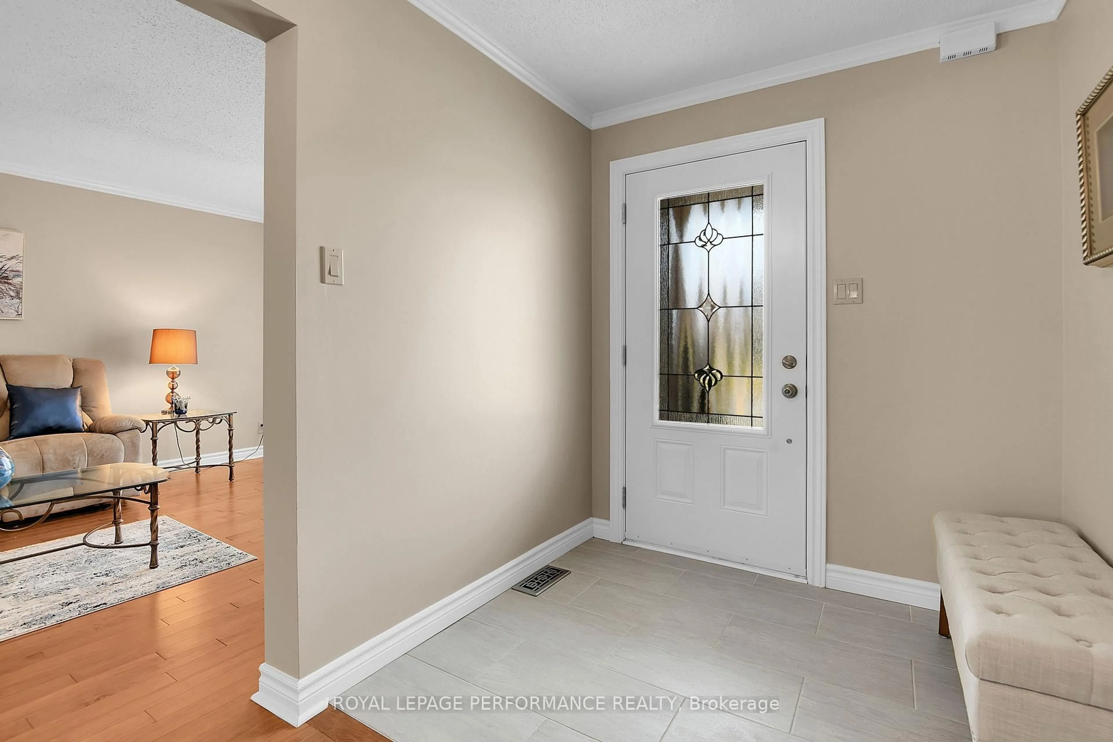 Indoor entryway for 124 Medhurst Dr, Ottawa Ontario K2G 4L6