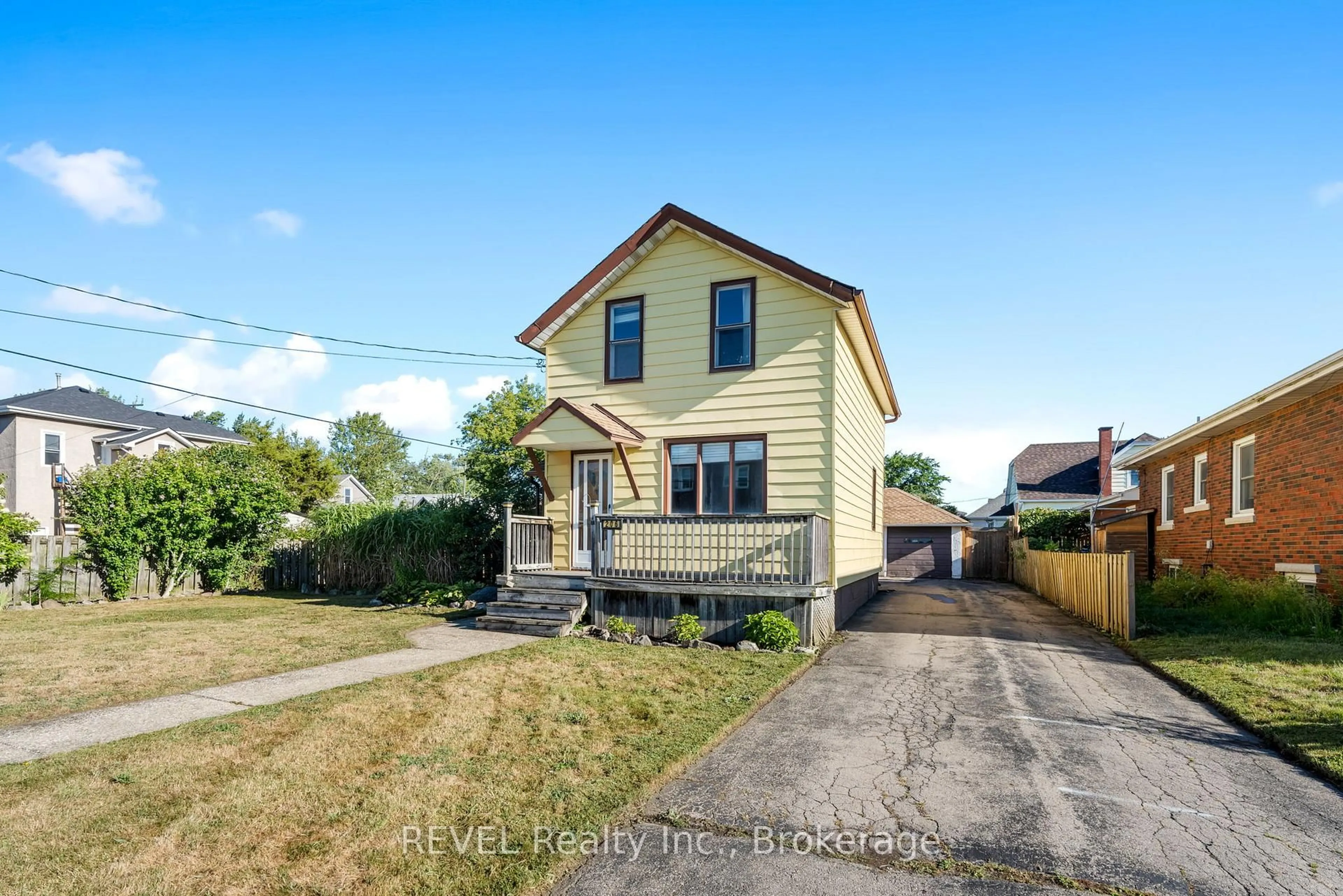 Home with vinyl exterior material, street for 206 Bell St, Port Colborne Ontario L3K 1J3
