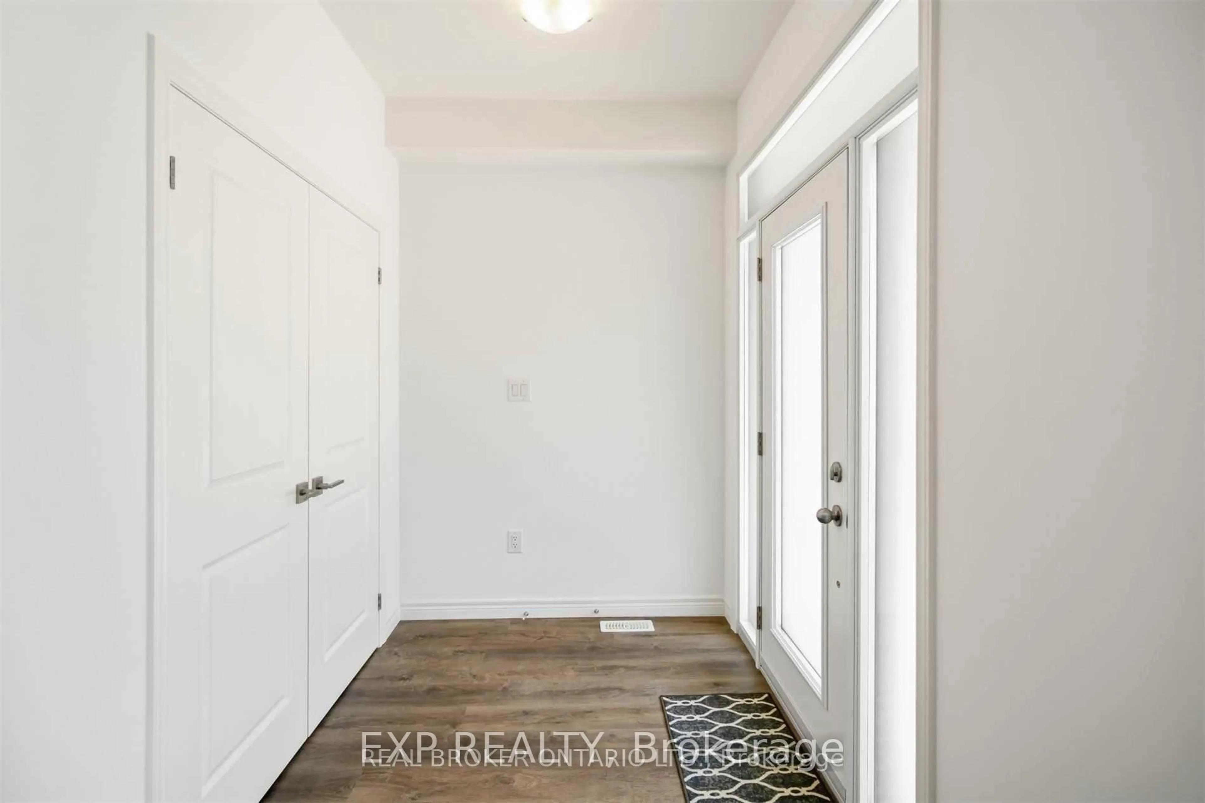 Indoor entryway for 141 Summersides Blvd, Pelham Ontario L3B 5N5