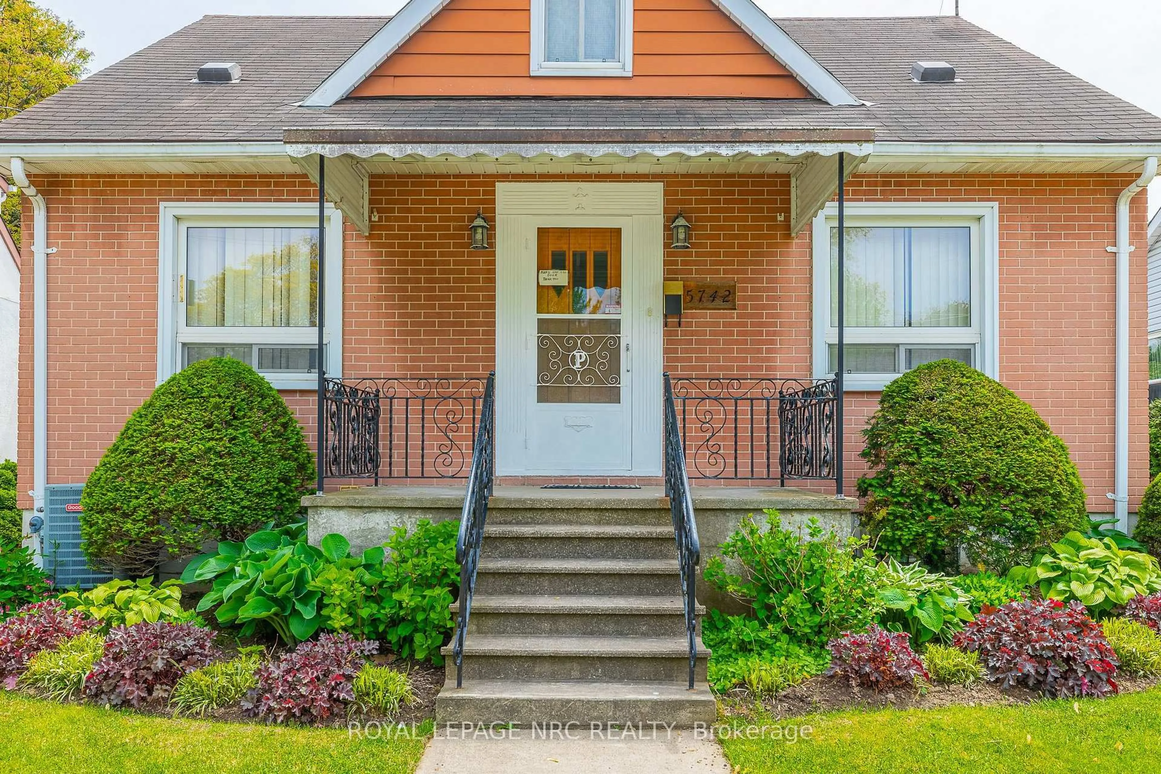 Home with brick exterior material, street for 5742 Robinson St, Niagara Falls Ontario L2G 2B2