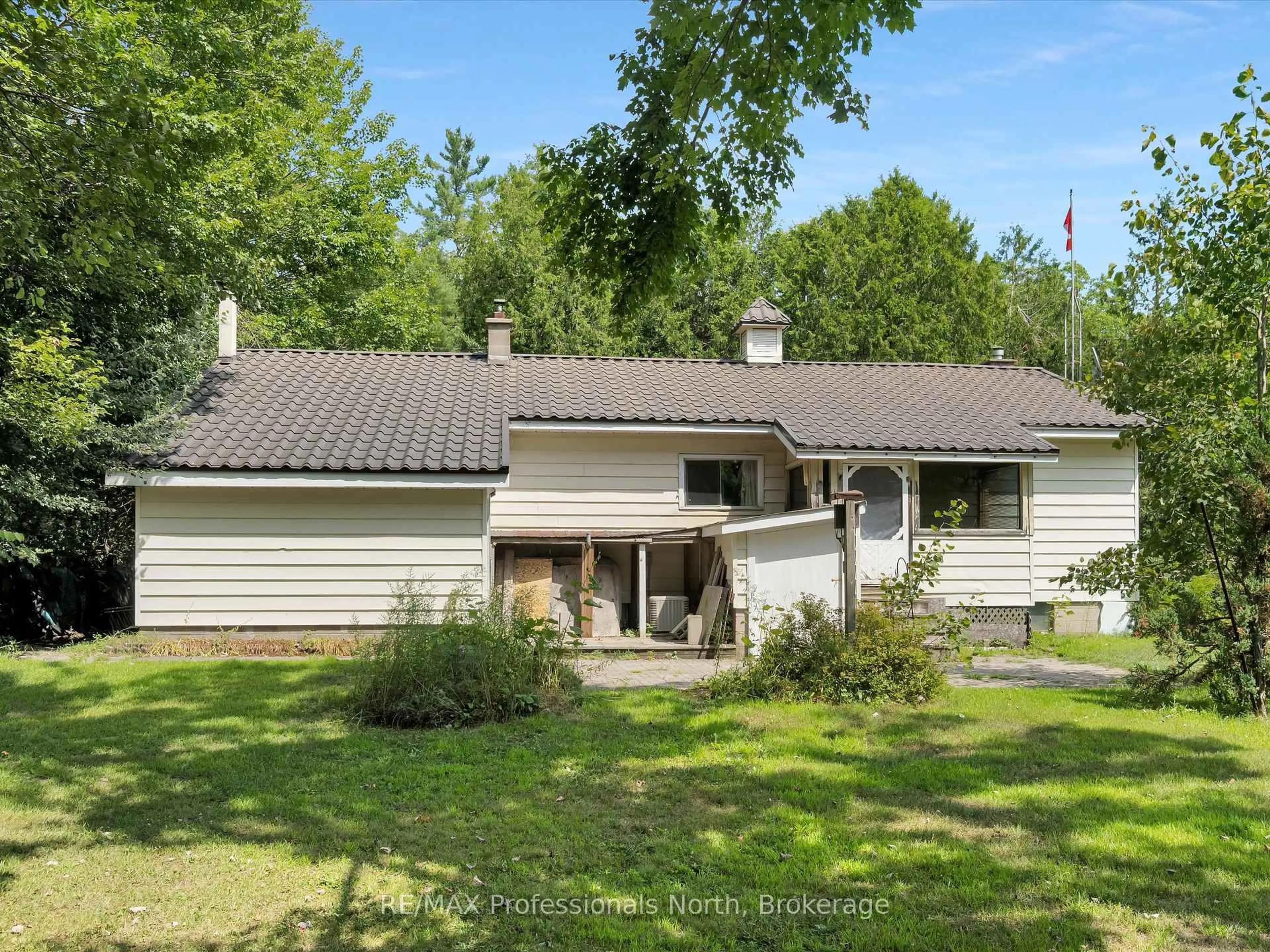 A pic from outside/outdoor area/front of a property/back of a property/a pic from drone, unknown for 1716 GRAVENHURST Pkwy, Gravenhurst Ontario P1P 1R3