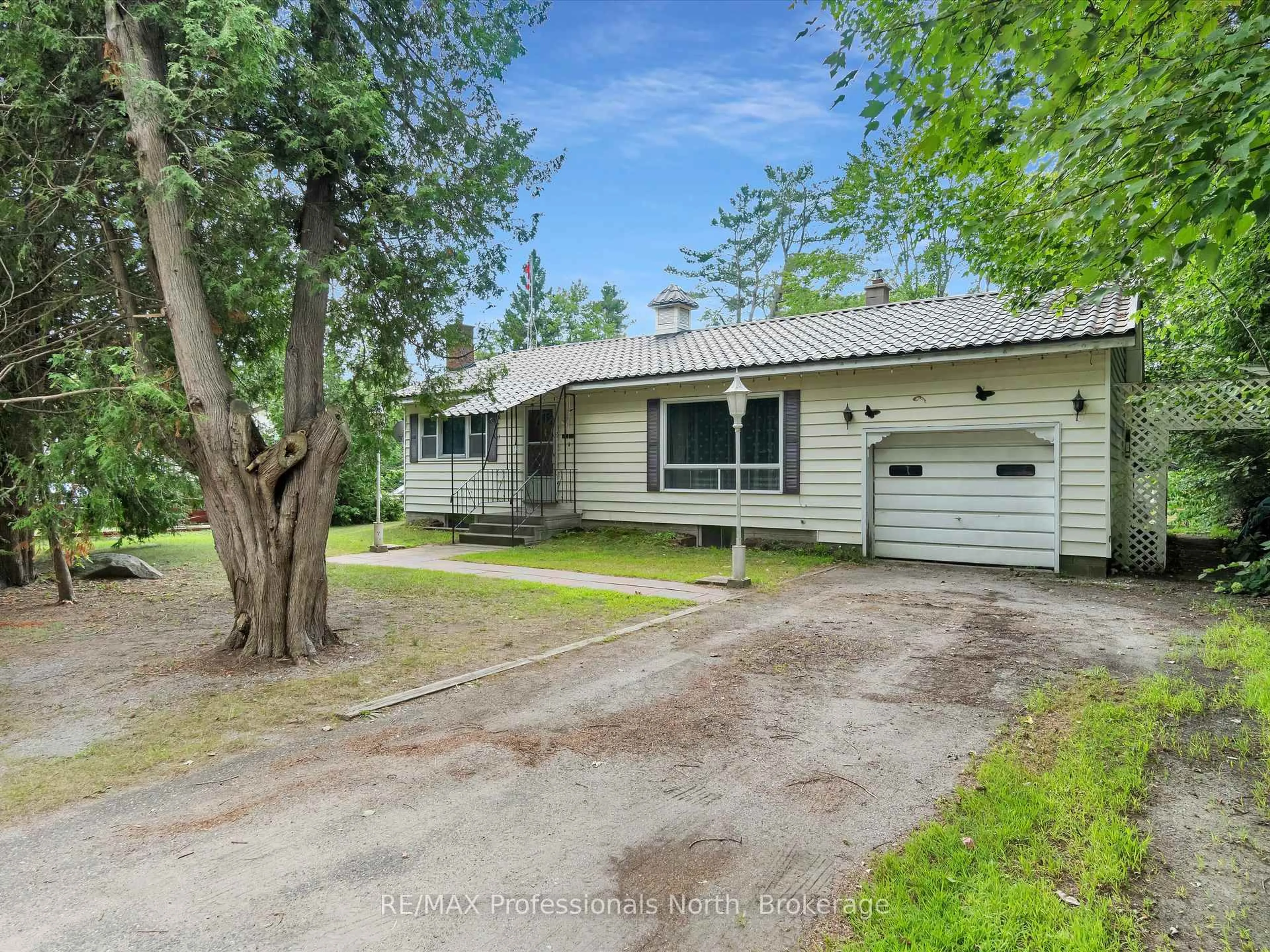 A pic from outside/outdoor area/front of a property/back of a property/a pic from drone, street for 1716 GRAVENHURST Pkwy, Gravenhurst Ontario P1P 1R3