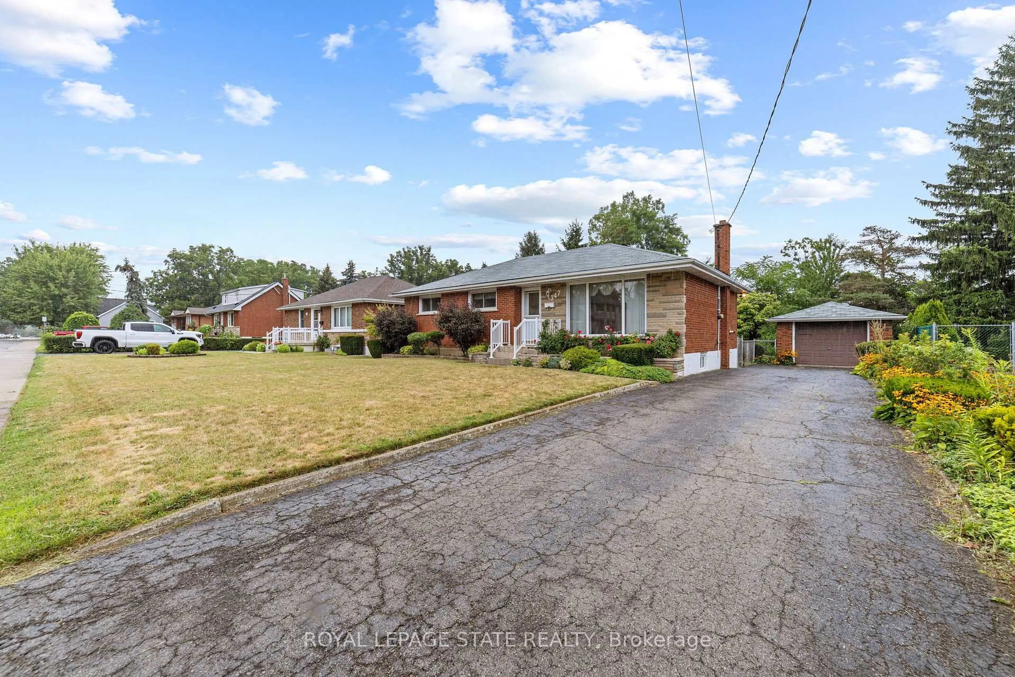 A pic from outside/outdoor area/front of a property/back of a property/a pic from drone, street for 347 Hixon Rd, Hamilton Ontario L8K 2C8