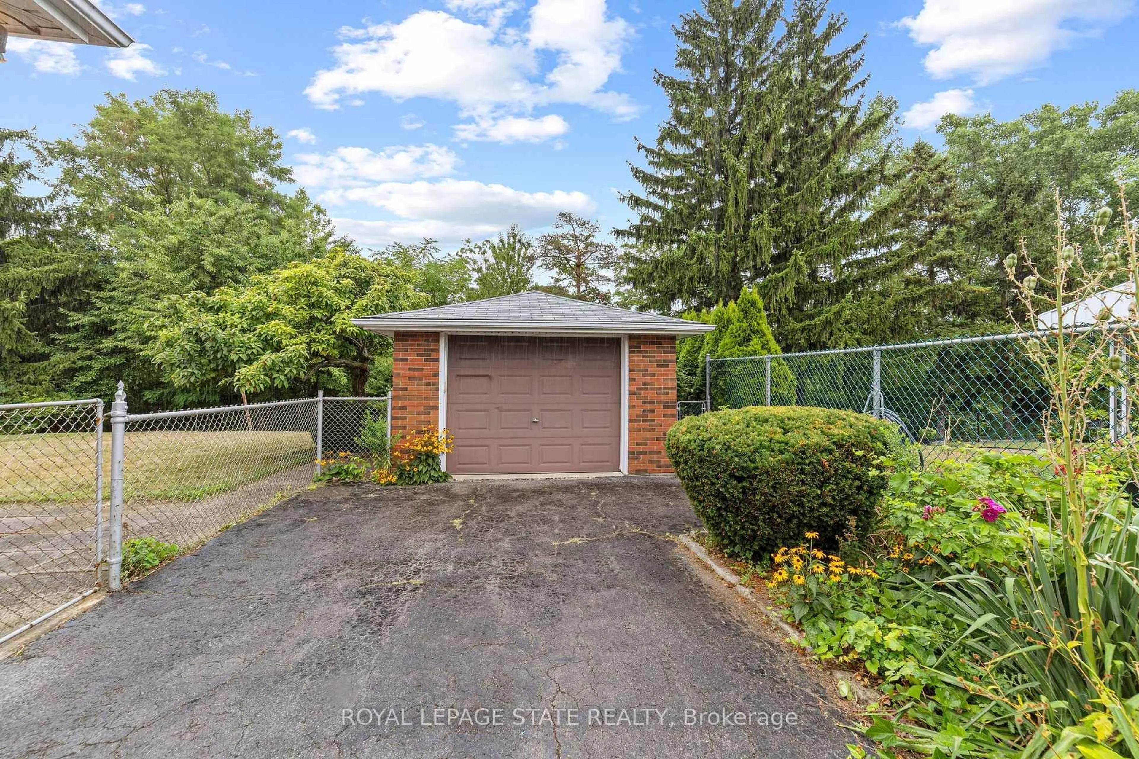 A pic from outside/outdoor area/front of a property/back of a property/a pic from drone, street for 347 Hixon Rd, Hamilton Ontario L8K 2C8