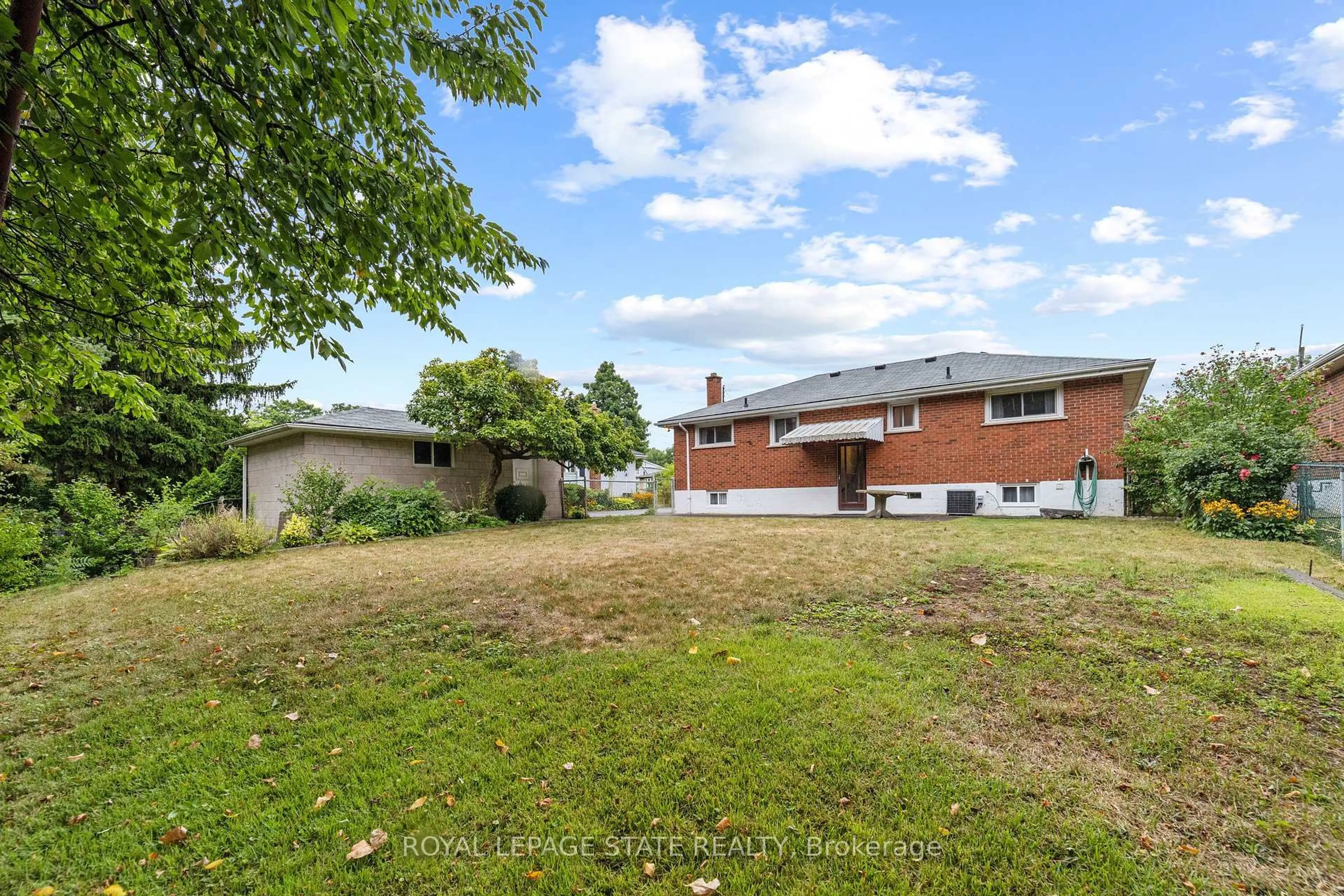 A pic from outside/outdoor area/front of a property/back of a property/a pic from drone, unknown for 347 Hixon Rd, Hamilton Ontario L8K 2C8