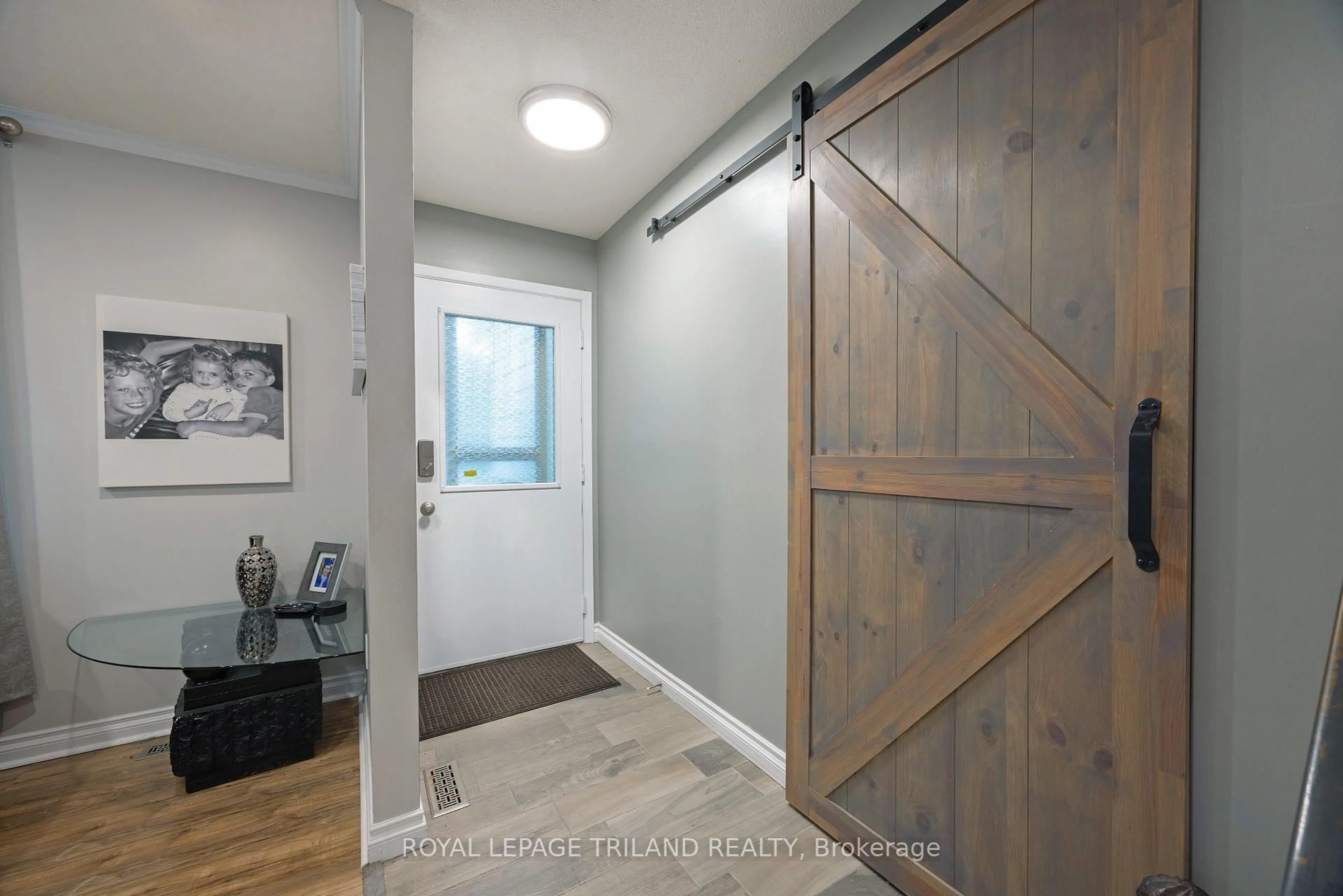 Indoor entryway for 17 Winding Way Cres, London North Ontario N6G 3E8