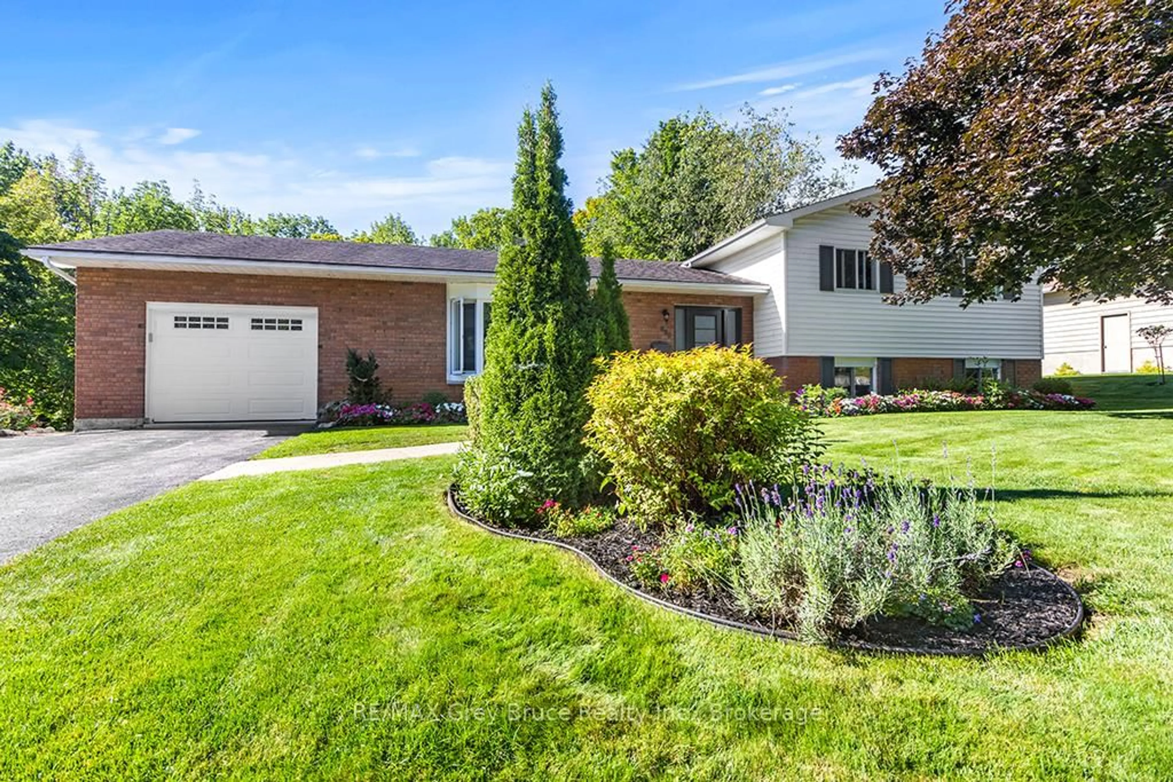 Home with vinyl exterior material, street for 699 20TH St, Owen Sound Ontario N4K 4E1